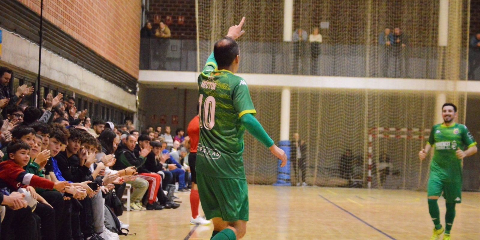 Héctor Albadalejo celebrant un gol al PEM Guiera. FOTO: Cerdanyola FC