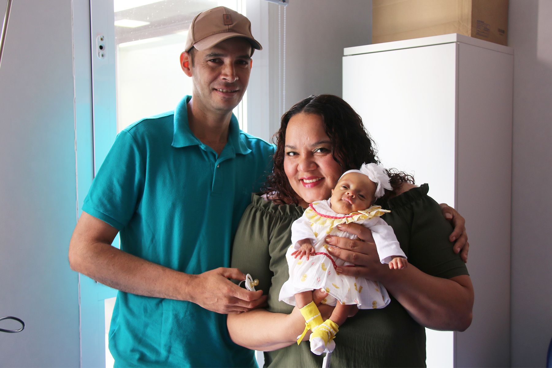Melany, el nadó de 22 setmanes nascuda al l'hospital Parc Taulí, amb els seus pares. FOTO: Premsa Hospital Parc Taulí