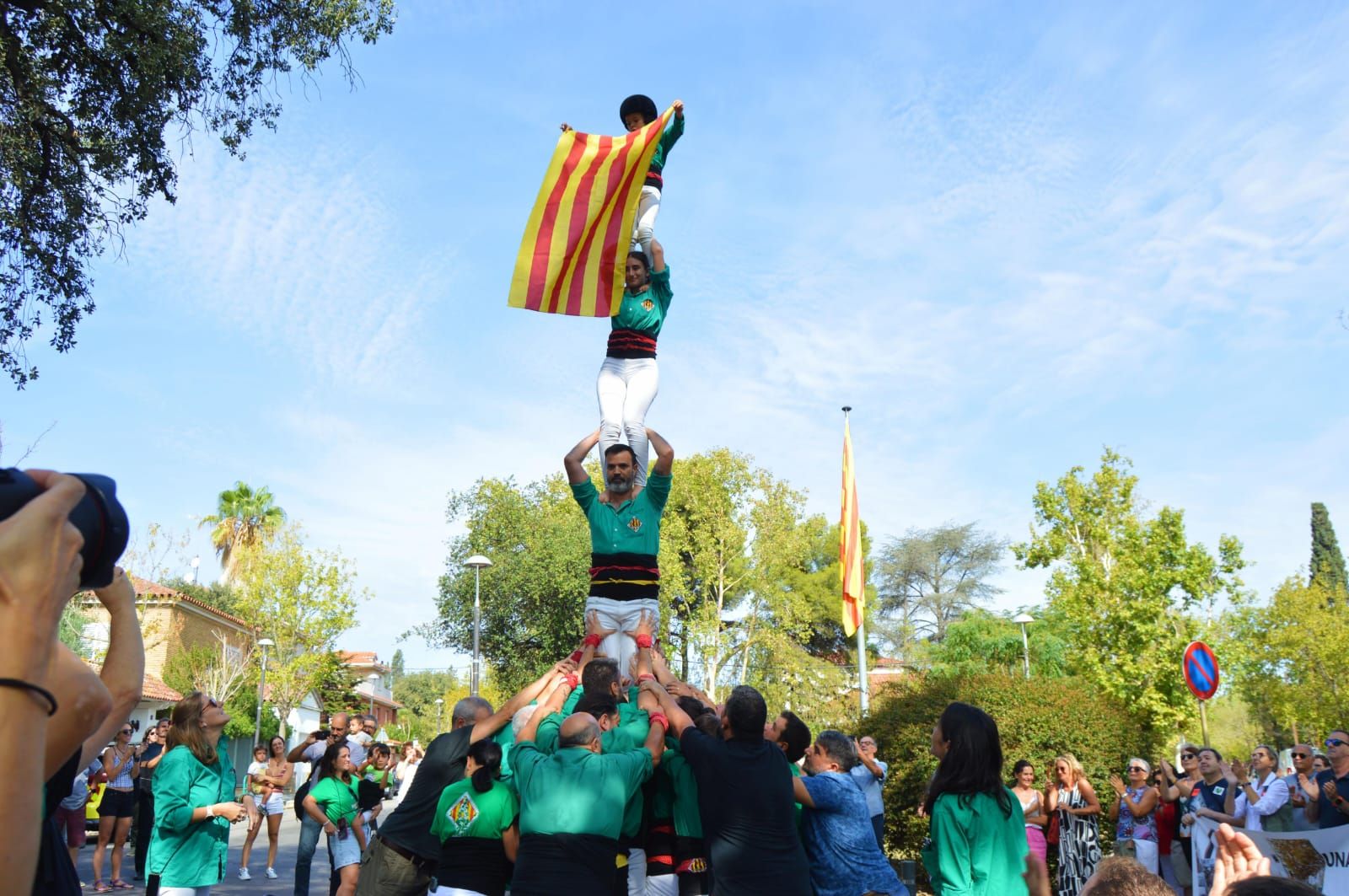 Els Castellers de Cerdanyola hissant la senyera a la Diada 2023. FOTO: Nora Muñoz