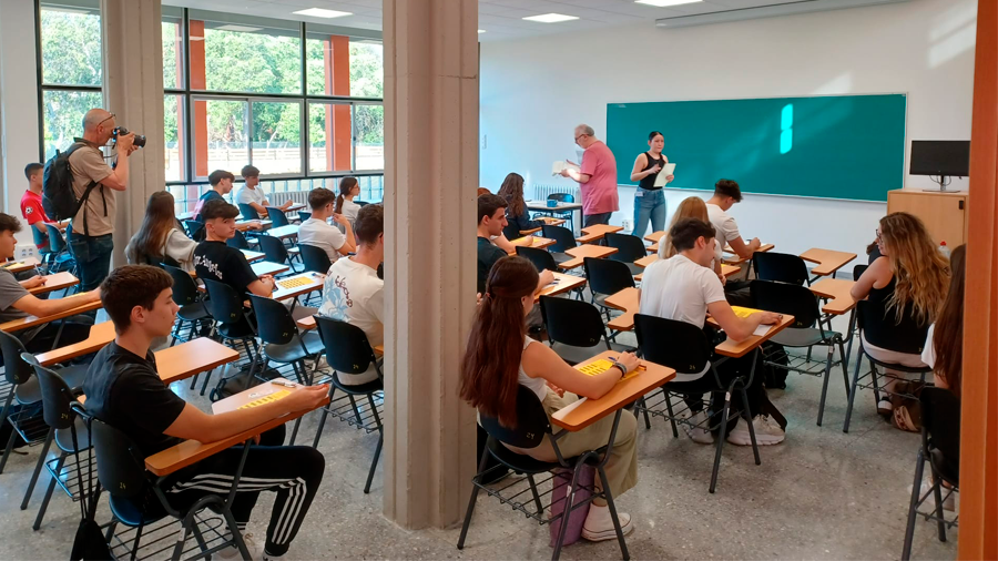 Estudiants esperant a rebre una prova. FOTO: Universitat Autònoma de Barcelona