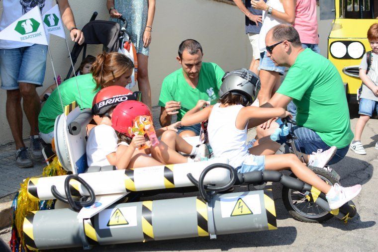 La tradicional baixada de carretons agrada a pares, mares, filles i fills. FOTO: Albert Trepat Pérez