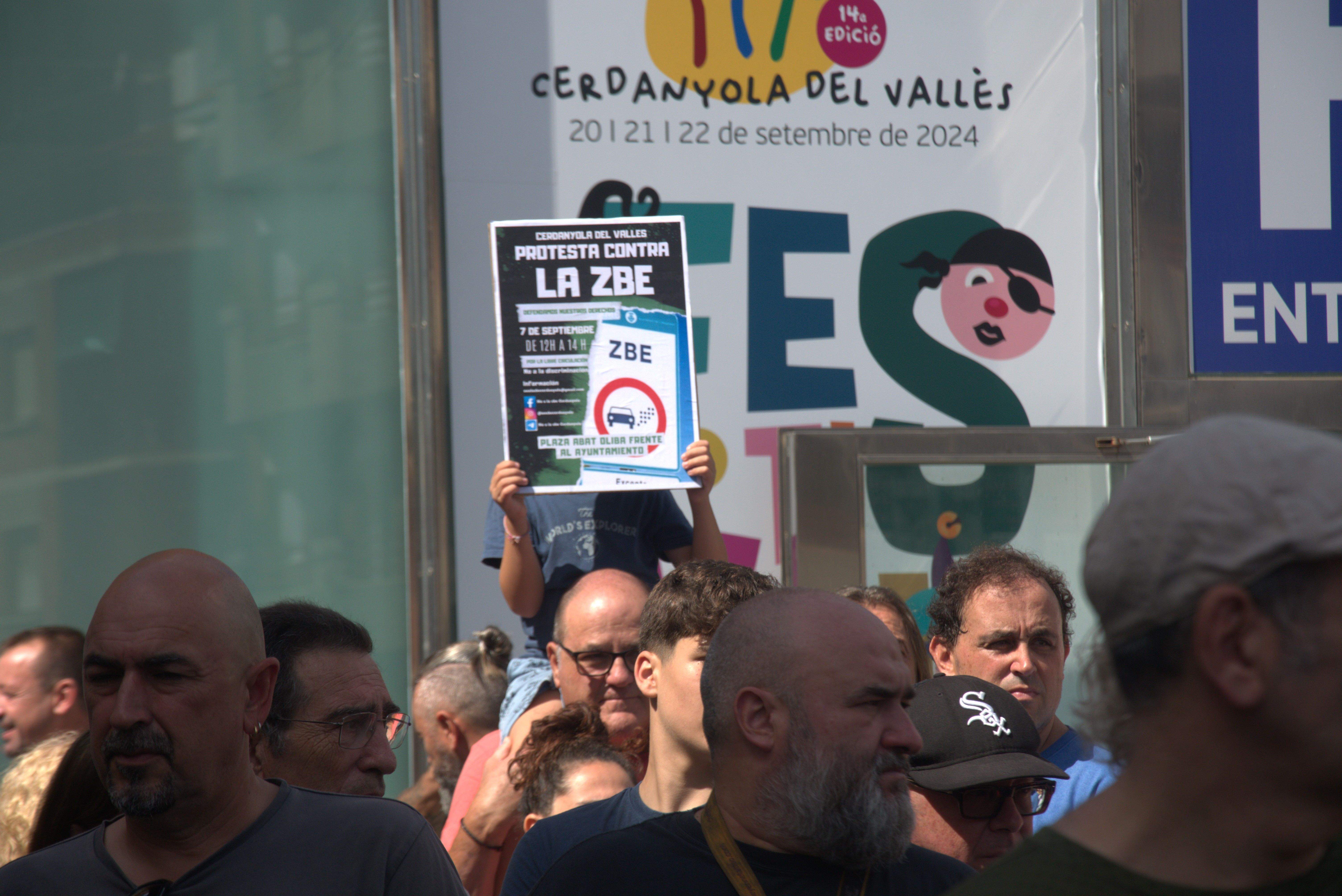 Concentració veïnal contra la Zona de Baixes Emissions, aquest dissabte. FOTO: Marc Mata