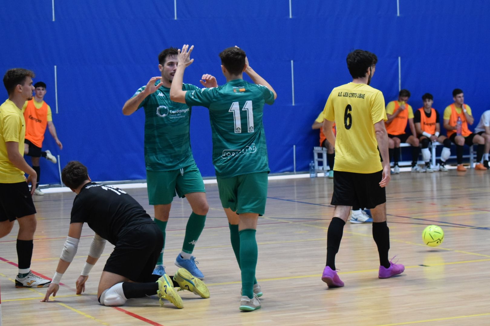 El Cerdanyola FC de futbol sala celebrant un gol contra Les Corts. FOTO: Marc Mata