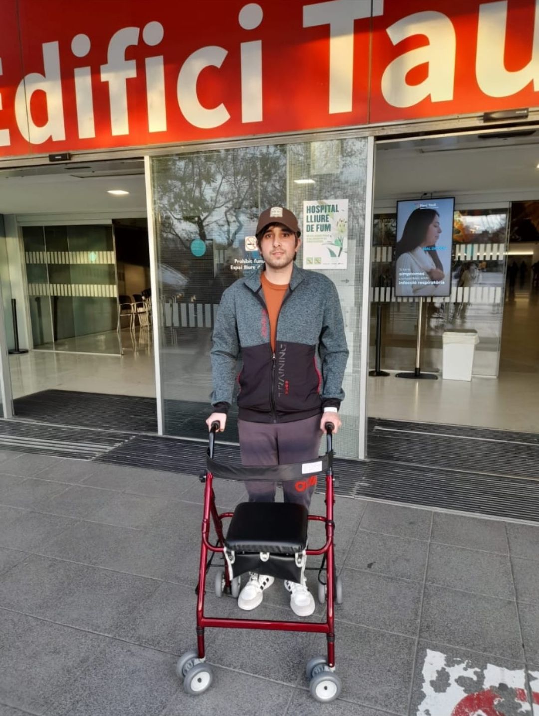 Sergio Delgado sortint de l'hospital després de la primera operació. FOTO: Cedida