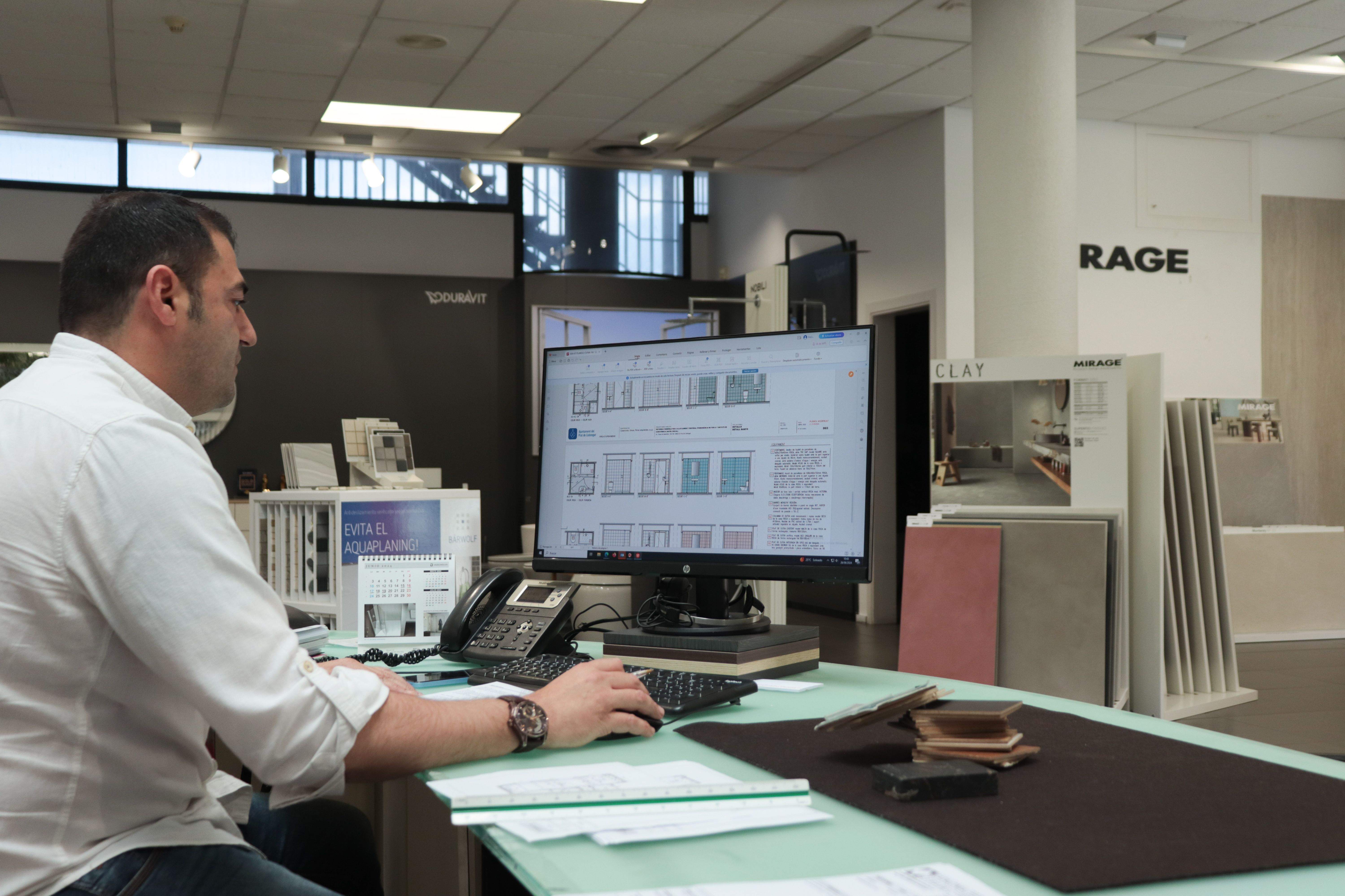 Catalonia Ceramic compta amb personal especialitzat per assessorar amb tot allò que necessites FOTO: Arxiu