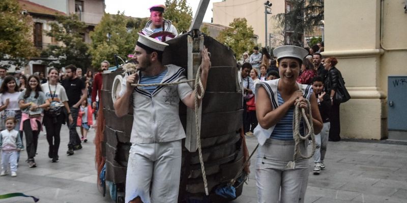 Glubs obre el FIT amb el seu esoectacle a la plaça Abat Oliba. FOTO: Marc Mata Glubs obre el FIT amb el seu esoectacle a la plaça Abat Oliba. FOTO: Marc Mata