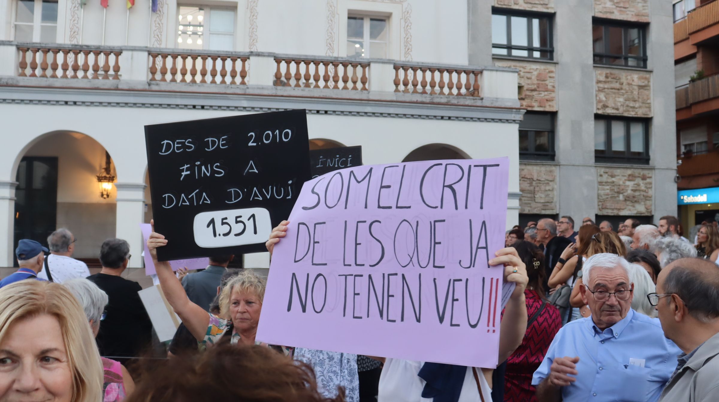 Un grup de dones del barri de Canaletes protesta contra la violència masclista. FOTO: Marc Mata 
