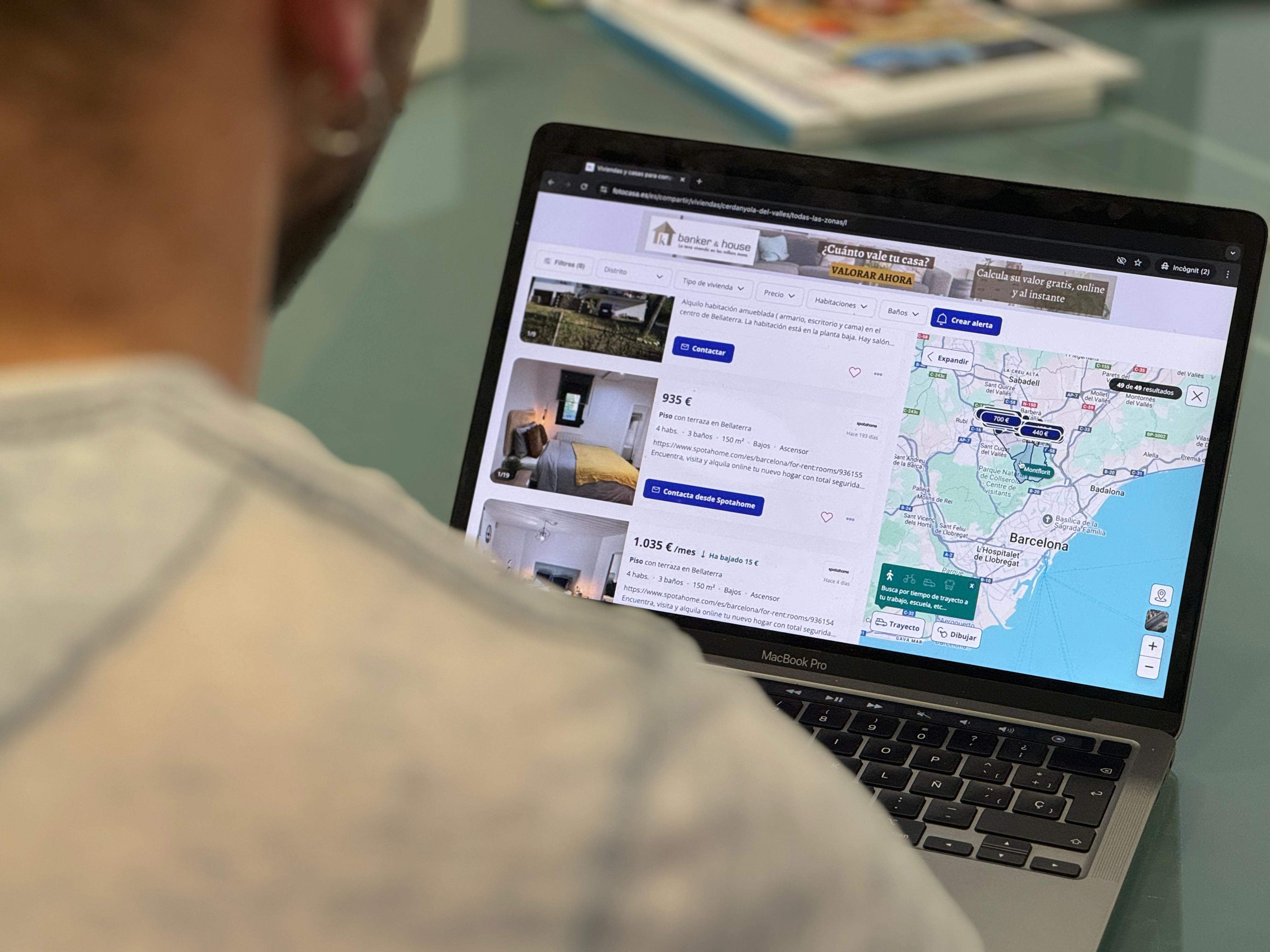 Un jove buscant una habitació de lloguer a Cerdanyola. FOTO: Pau Vázquez