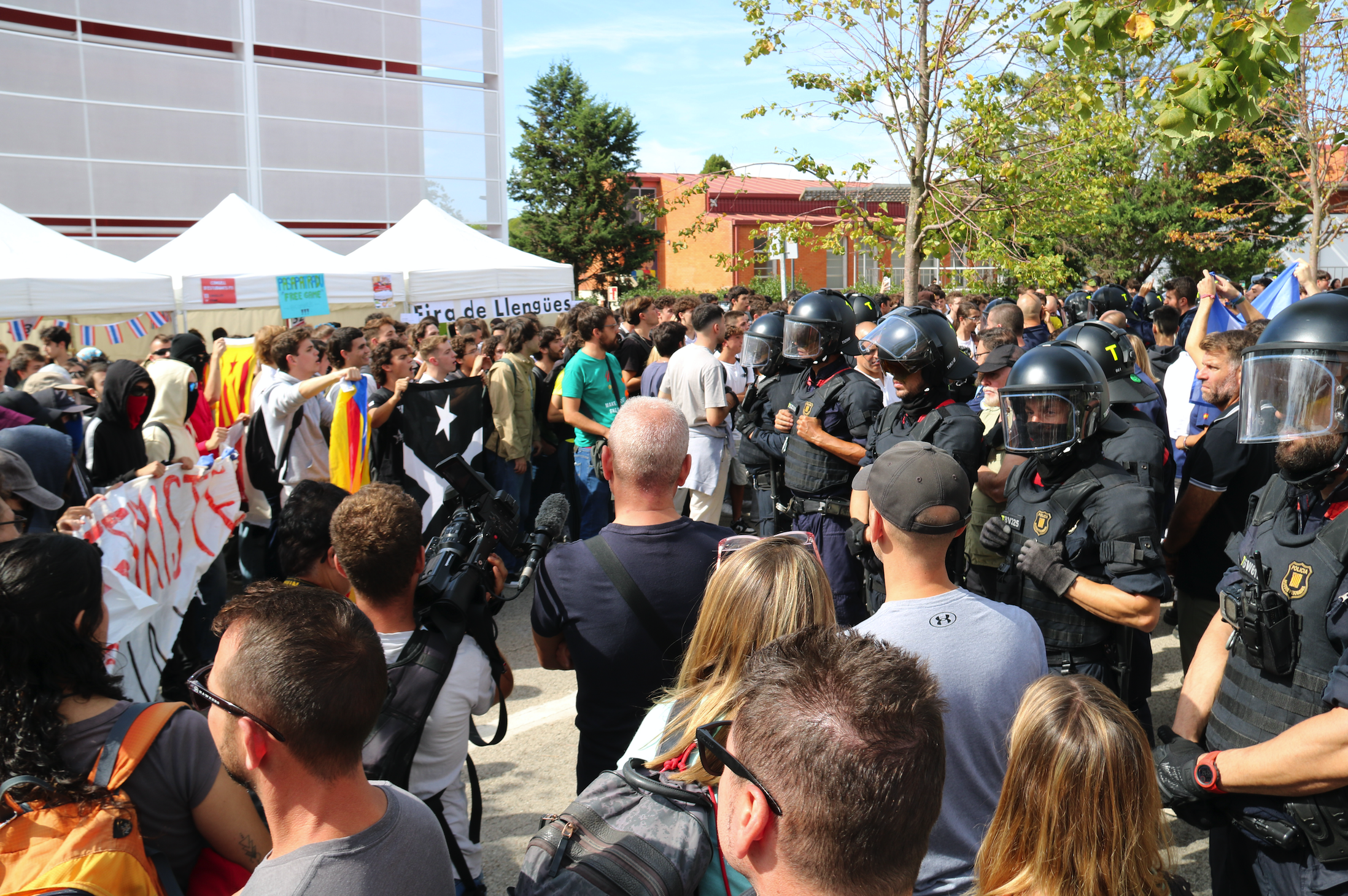 Tensió entre estudiants i membres de S'ha Acabat!. FOTO: ACN