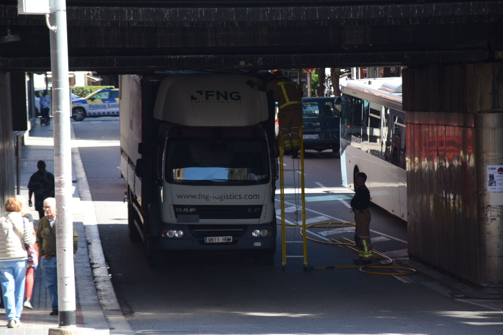 Camio encallat al pont. FOTO: Marc Mata 