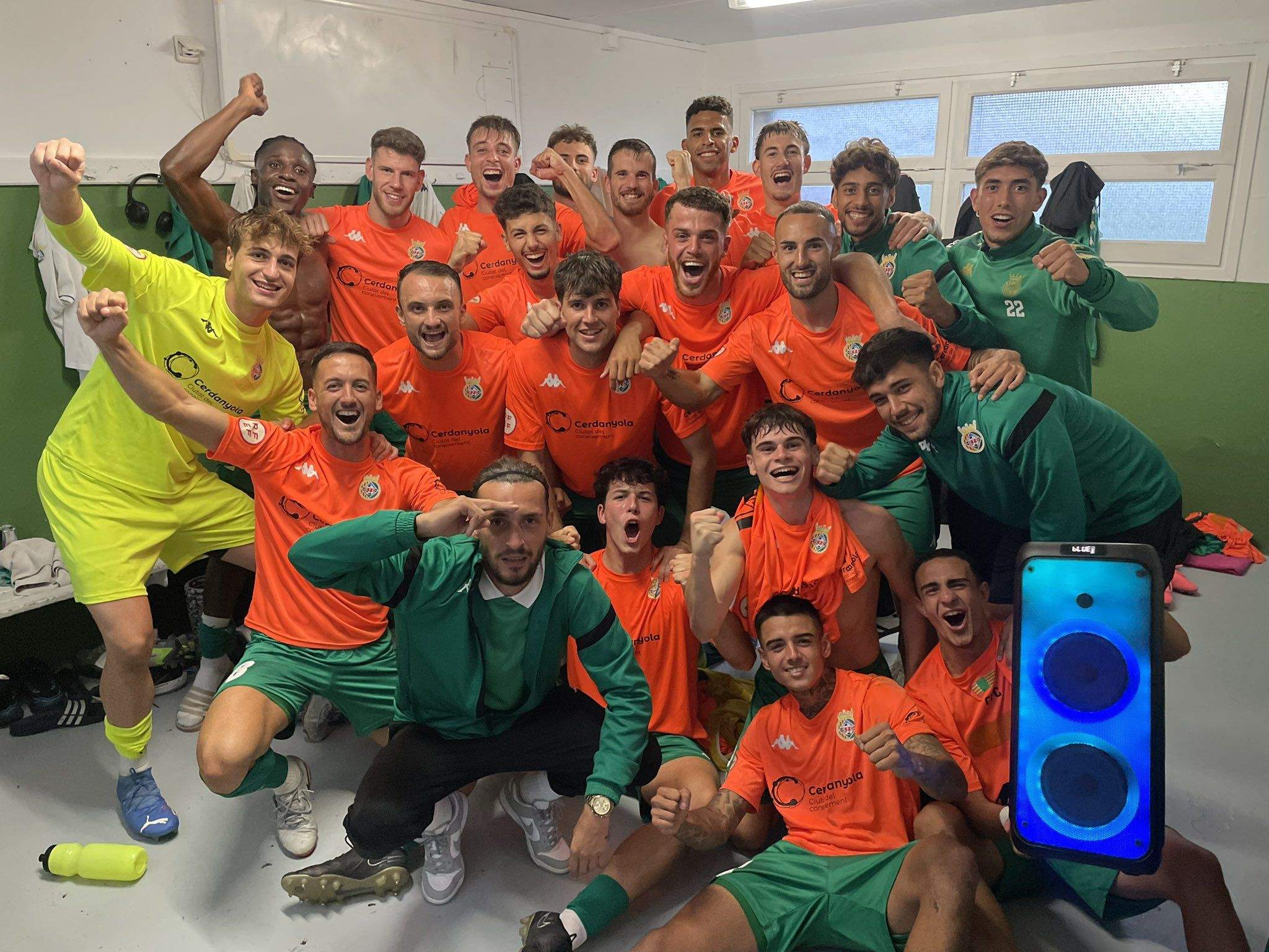 La plantilla del Cerdanyola FC celebrant la primera victòria de la temporada. FOTO: Cerdanyola FC