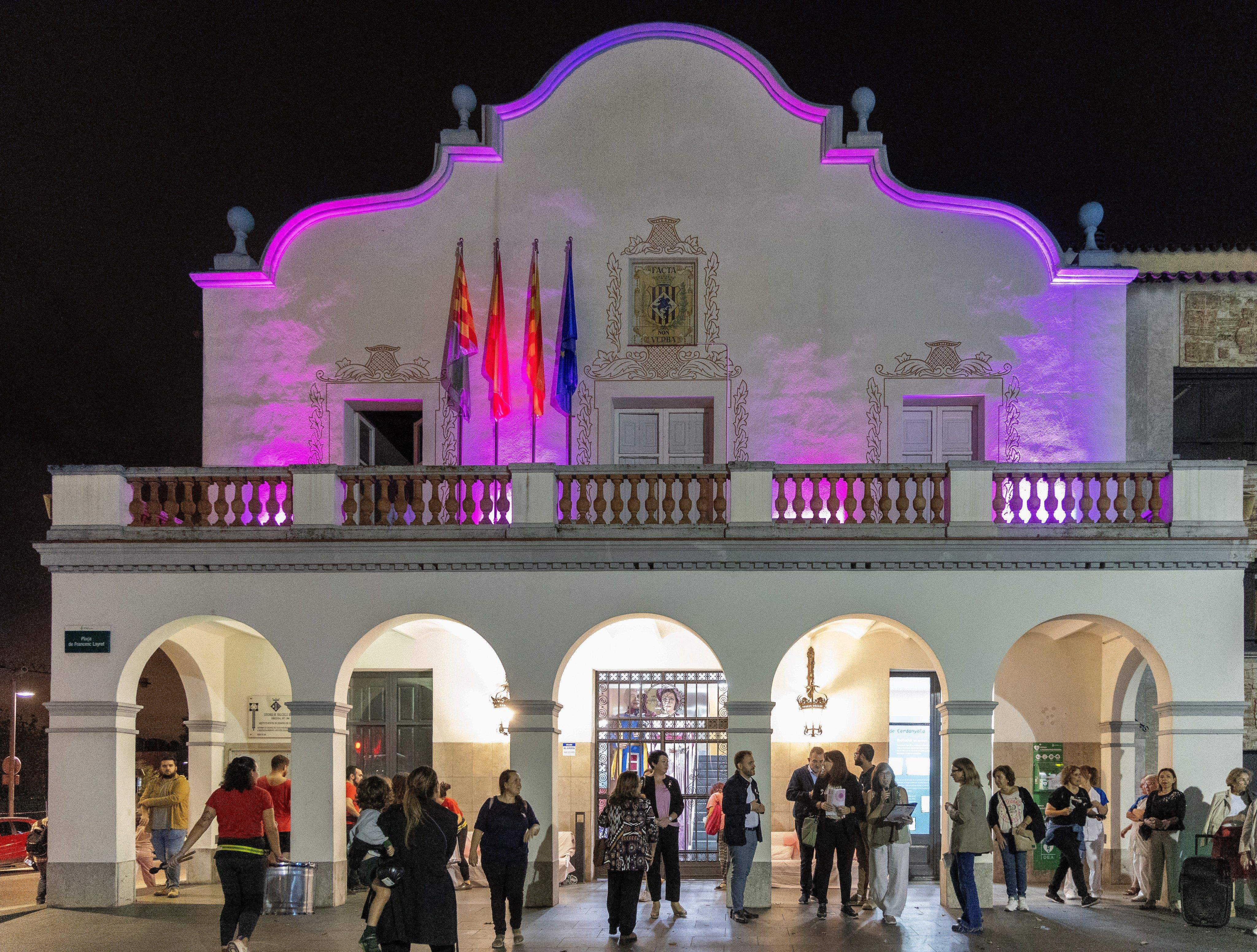 La façana de l'Ajuntament il·luminada de rosa en commemoració al Dia Internacional de la Lluita contra el Càncer de Mama, el 2024. FOTO: Ajuntament de Cerdanyola