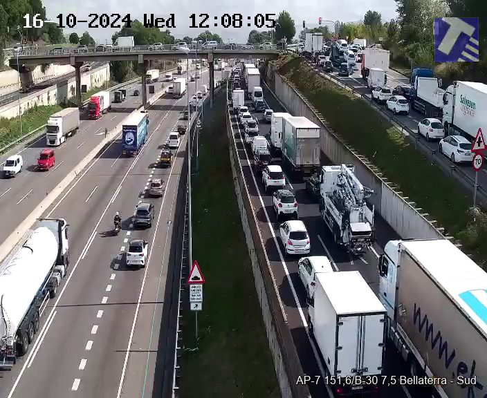 Cues a la B-30 per l'accident d'un camió a l'alçada de Bellaterra. FOTO: SCT