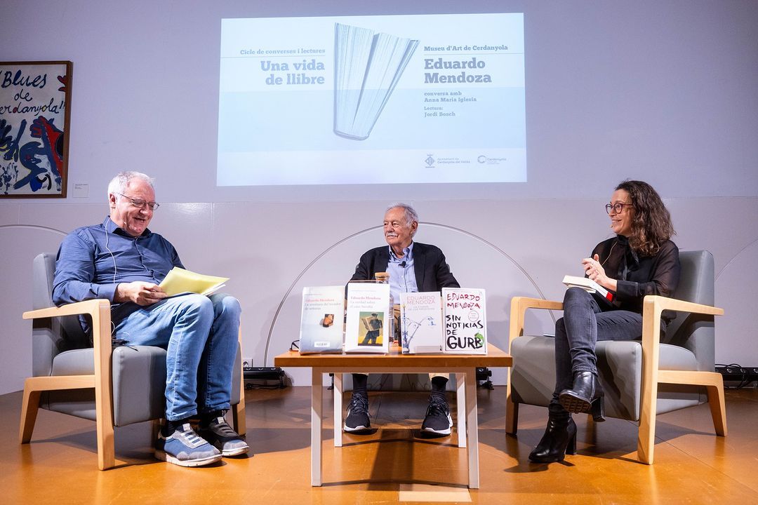 Eduardo Mendoza al 'Una vida de llibre' al MAC. FOTO: Núria Puentes (Ajuntament)