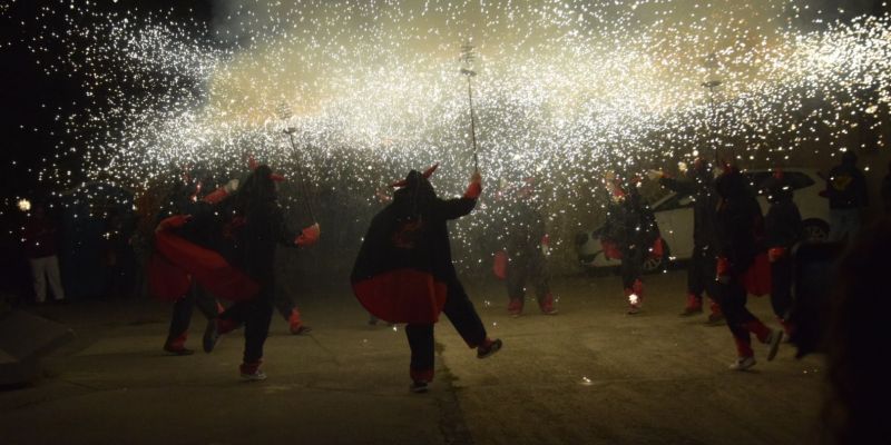 El Diables de Cerdanyola posen foc abans de la música DJ i el bingo musical. FOTO Marc Mata El Diables de Cerdanyola posen foc abans de la música DJ i el bingo musical. FOTO Marc Mata