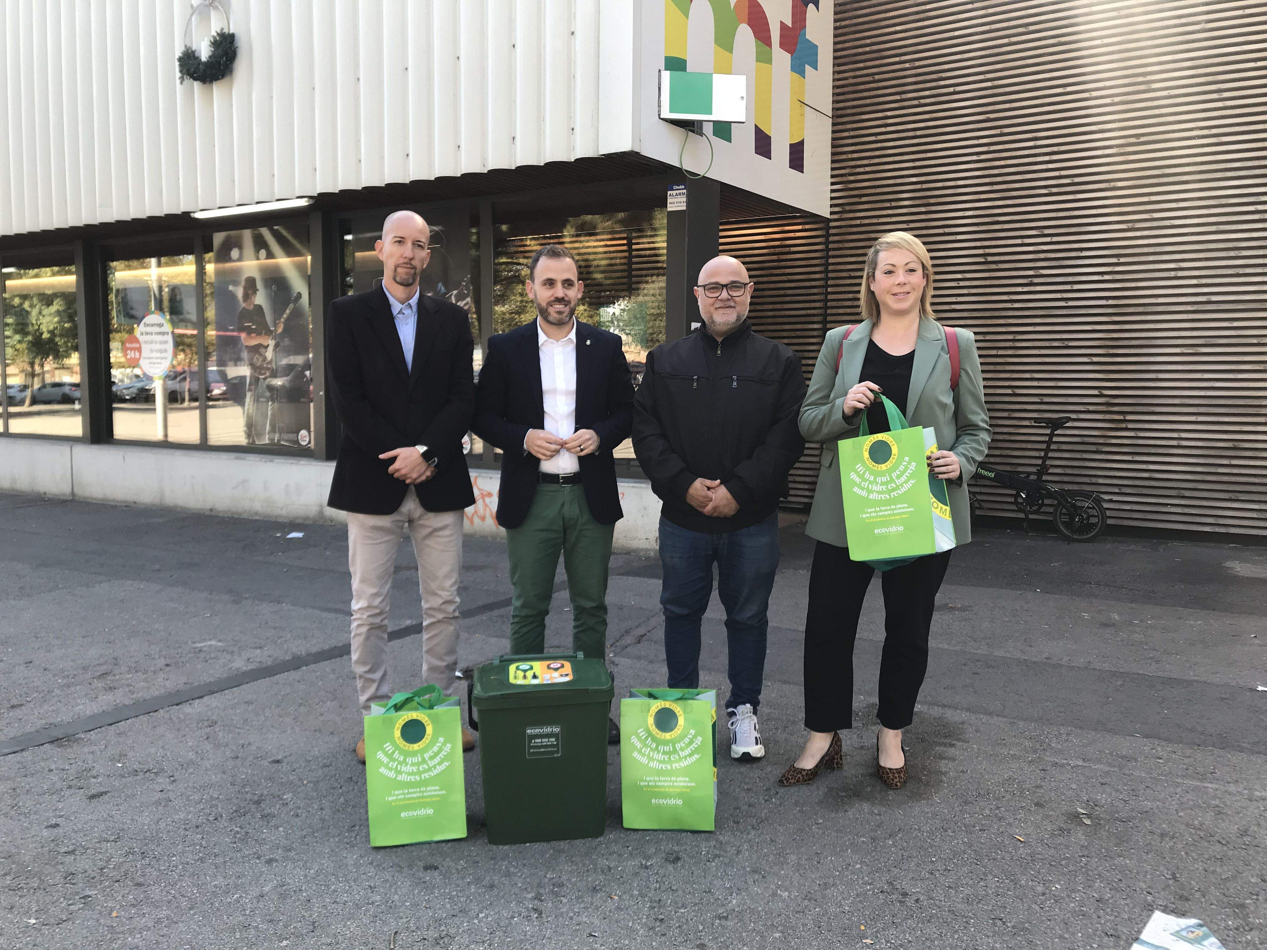 Presentació de la campanya de reciclatge de vidre davant del Mercat de Les Fontetes. FOTO: Guillem Barrera