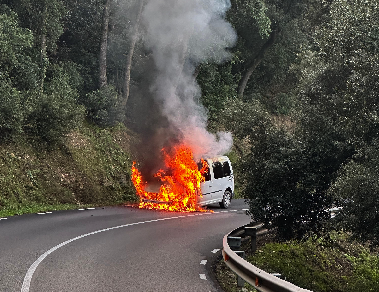El cotxe anava direcció Barcelona per la BV-1415. FOTO: Cedida El cotxe anava direcció Barcelona per la BV-1415. FOTO: Cedida