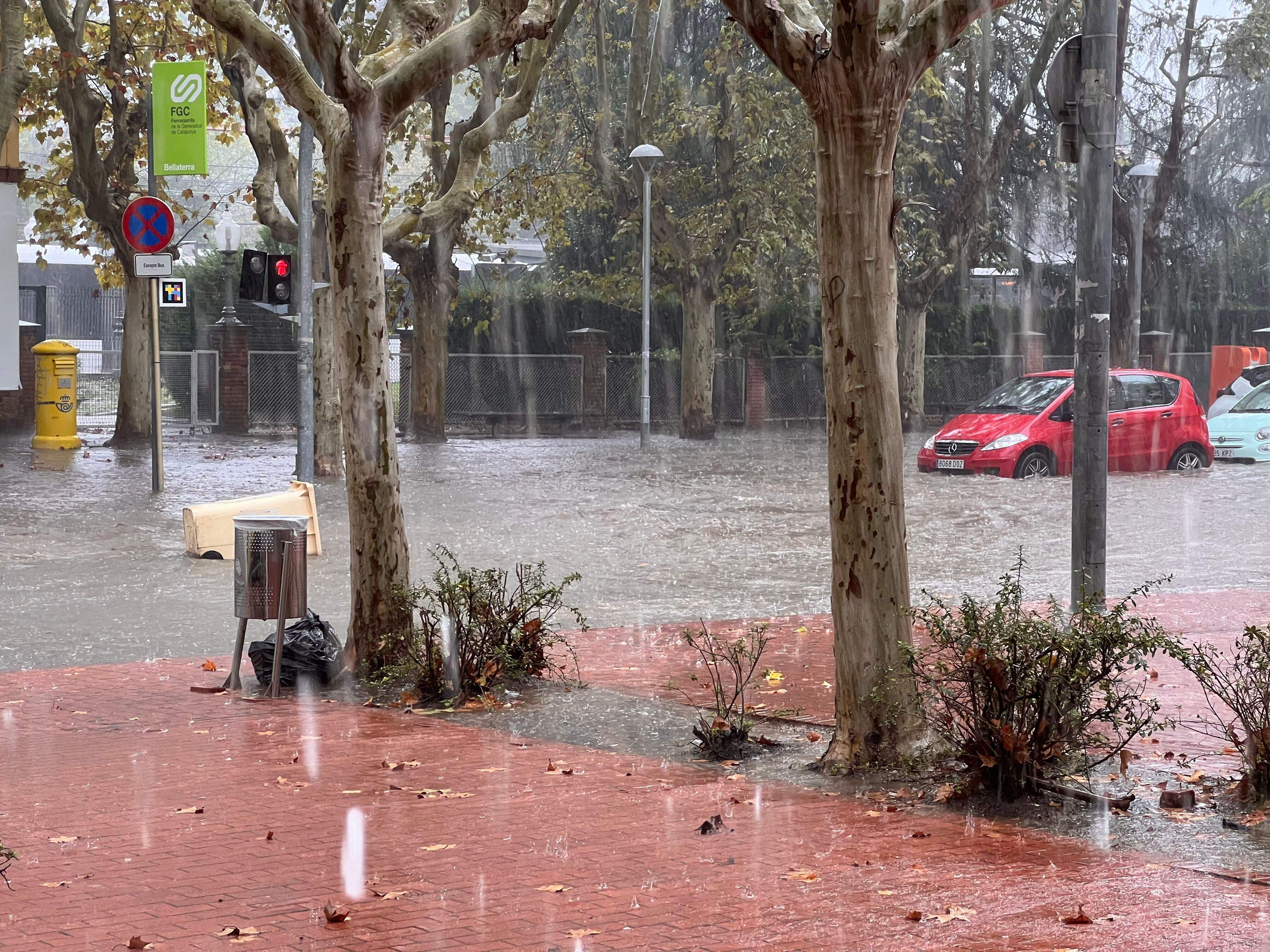 La carretera que passa per Bellaterra inundada a causa de la DANA. FOTO: Bellaterra Diari