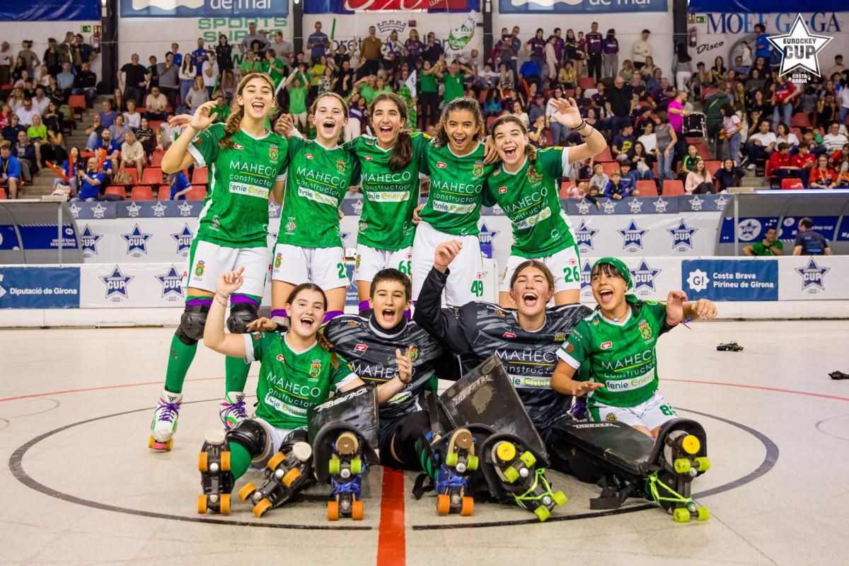 El fem sub15 del Cerdanyola CH celebrant el títol del l'Eurockey Cup. FOTO: Fecapa