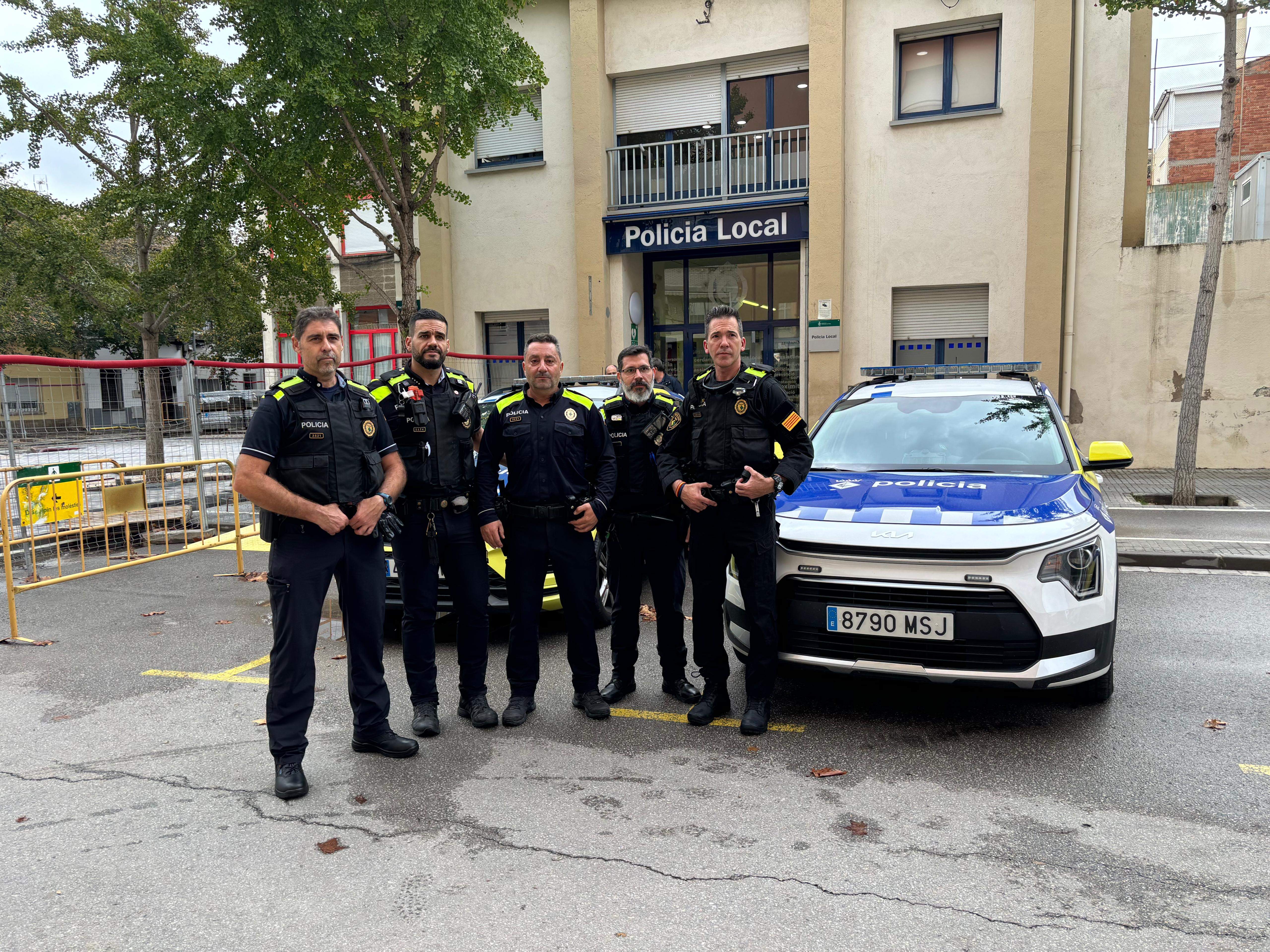 Els agents de la Policia Local de Cerdanyola abans de sortir cap a València. FOTO: Ajuntament