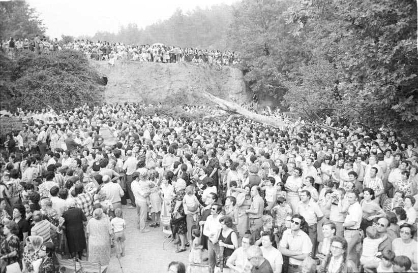 Concentració de devots a Can Cerdà l'any 1976. FOTO: Cedida