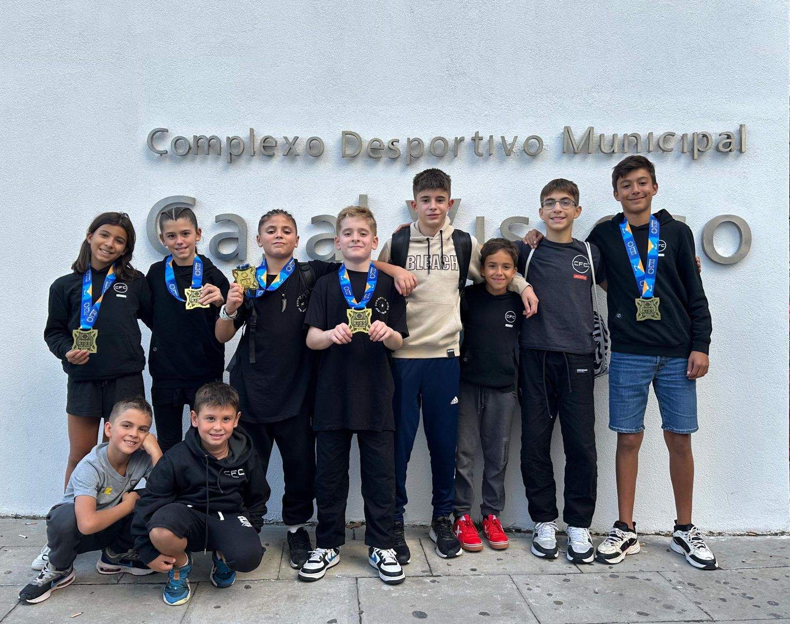 Foto de grup de l'expedició del Cedanyola Fight Club al Campionat d'Europa de Jiu-Jitsu. FOTO: Cedida