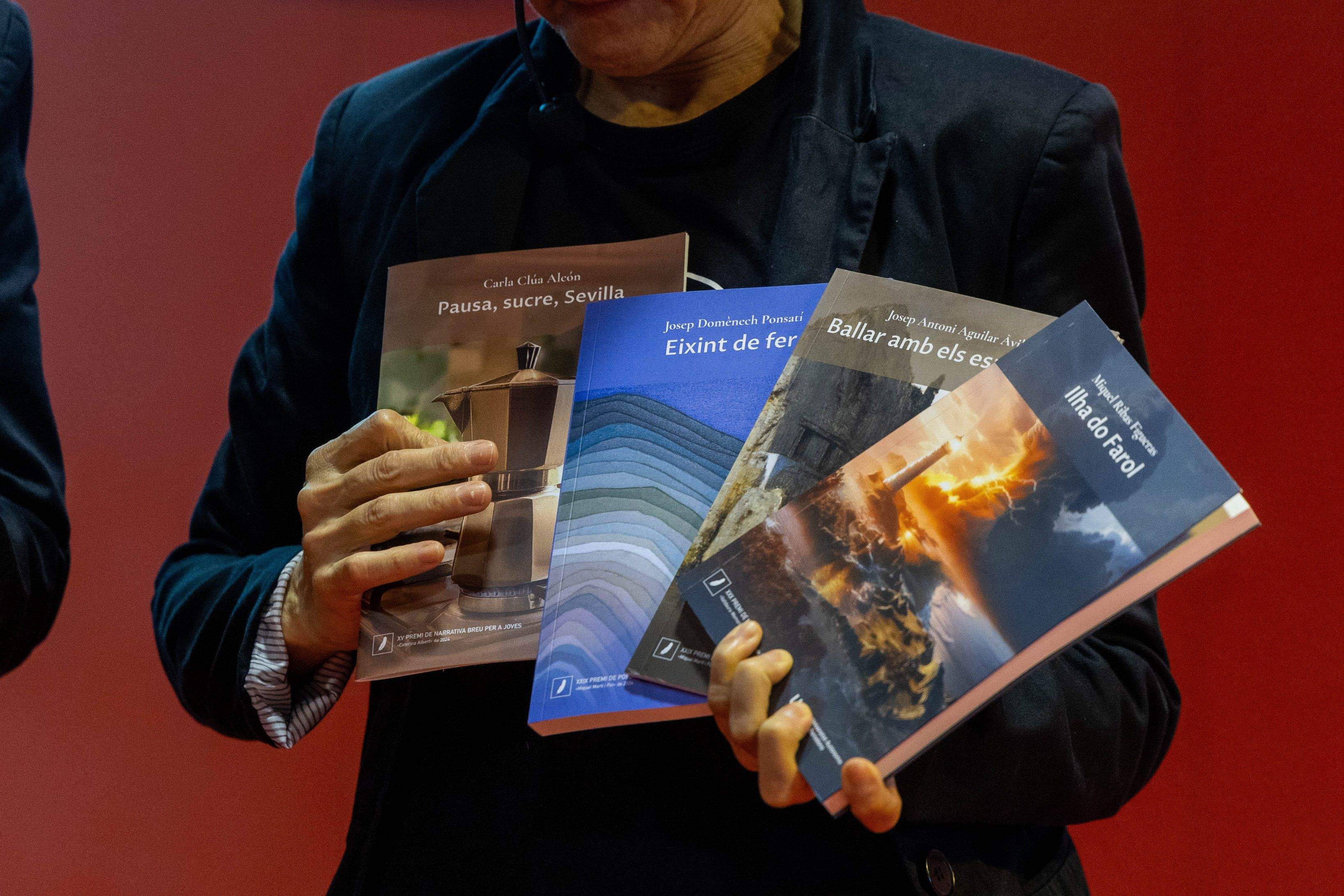 Les obres editades dels Premis Literaris 2024. FOTO: Núria Puentes (Ajuntament) Les obres editades dels Premis Literaris 2024. FOTO: Núria Puentes (Ajuntament)