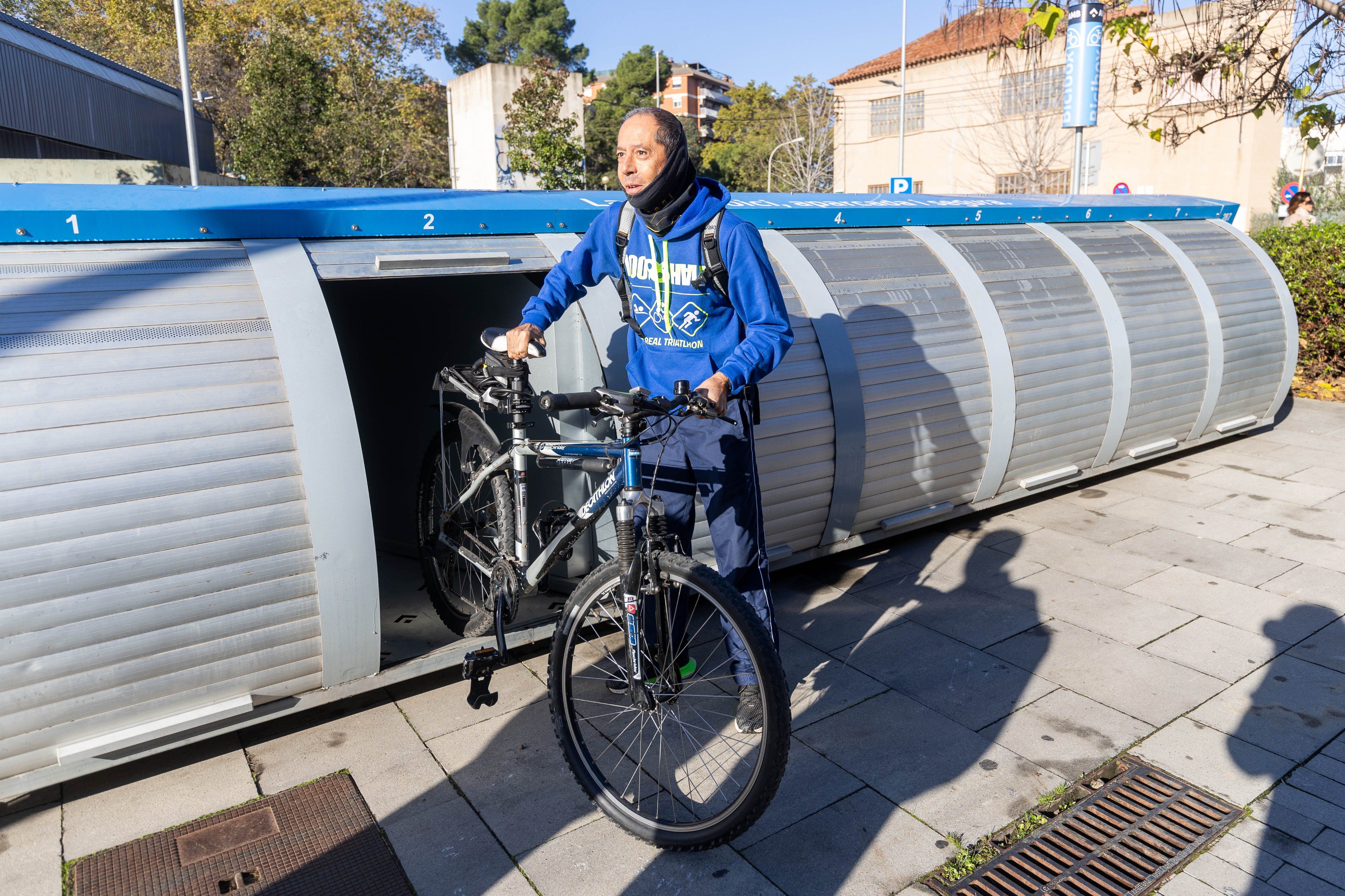 Un usuari del Bicibox aparcant la seva bicicleta. FOTO: Núria Puentes Un usuari del Bicibox aparcant la seva bicicleta. FOTO: Núria Puentes