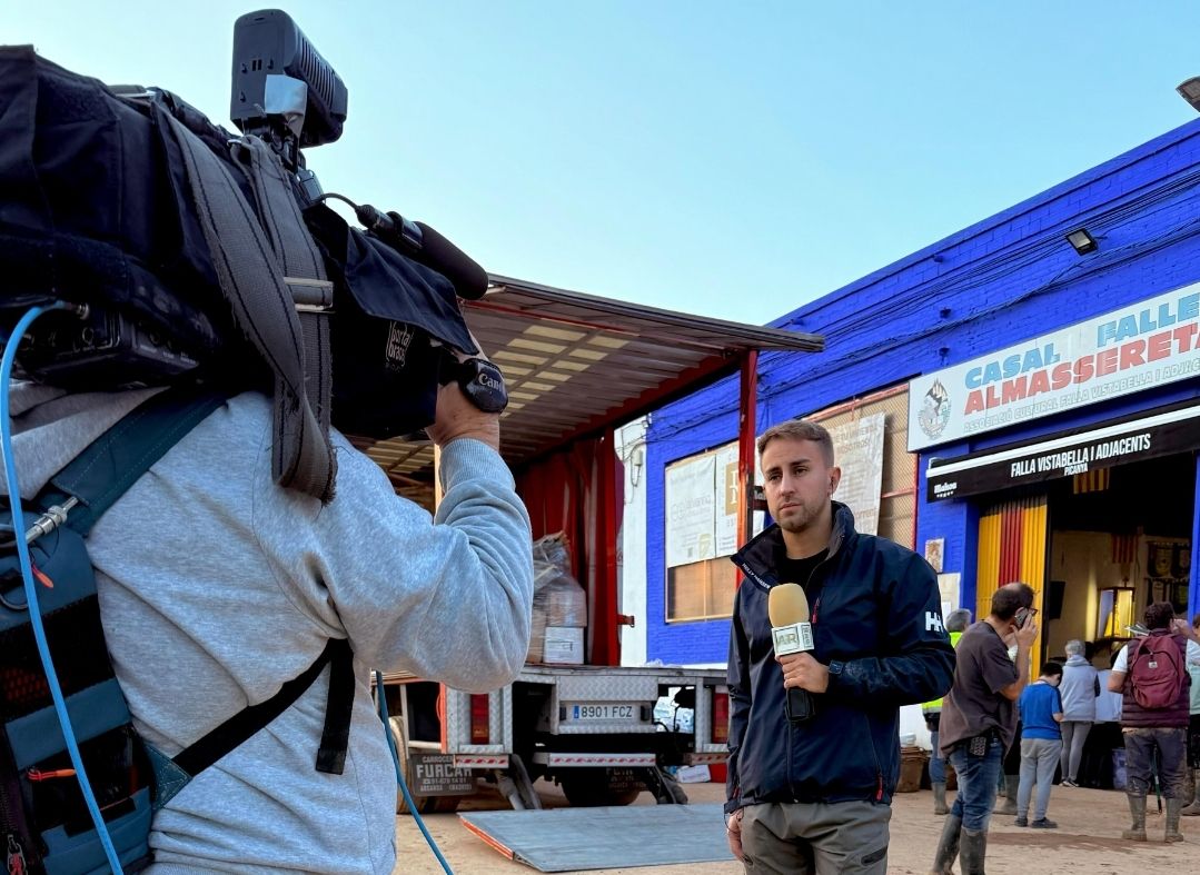 El periodista Alejandro Rodríguez en una de les seves cobertures de la Dana per a TardeAR. FOTO: Cedida