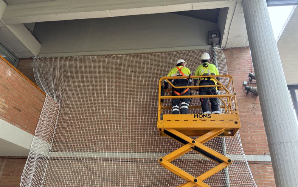 Brigada municipal a l'Escola Turó de Guiera. FOTO: Ajuntament