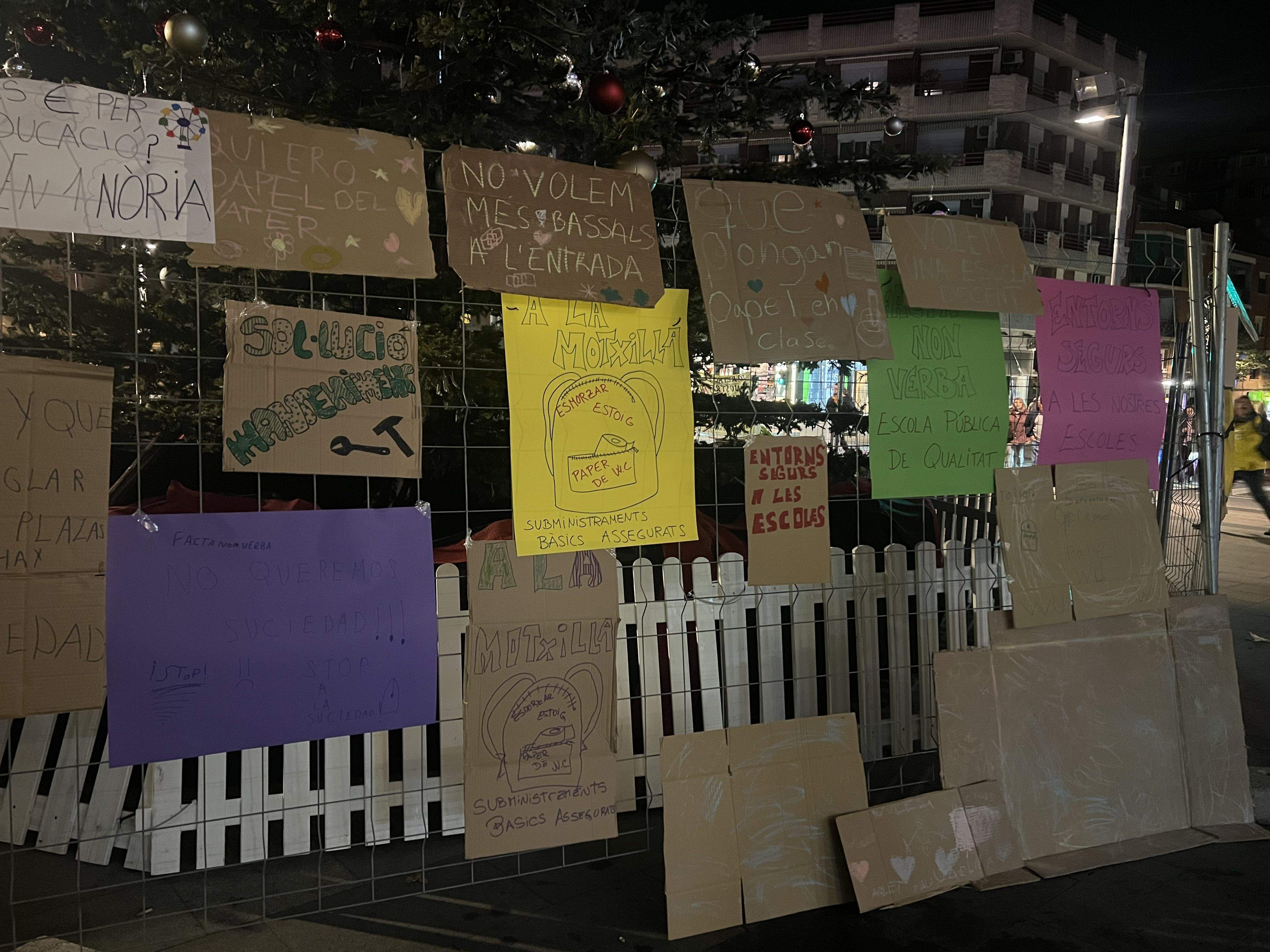 Cartells de la concentració de la PAC a la plaça Francesc Layret. FOTO: Guillem Barrera