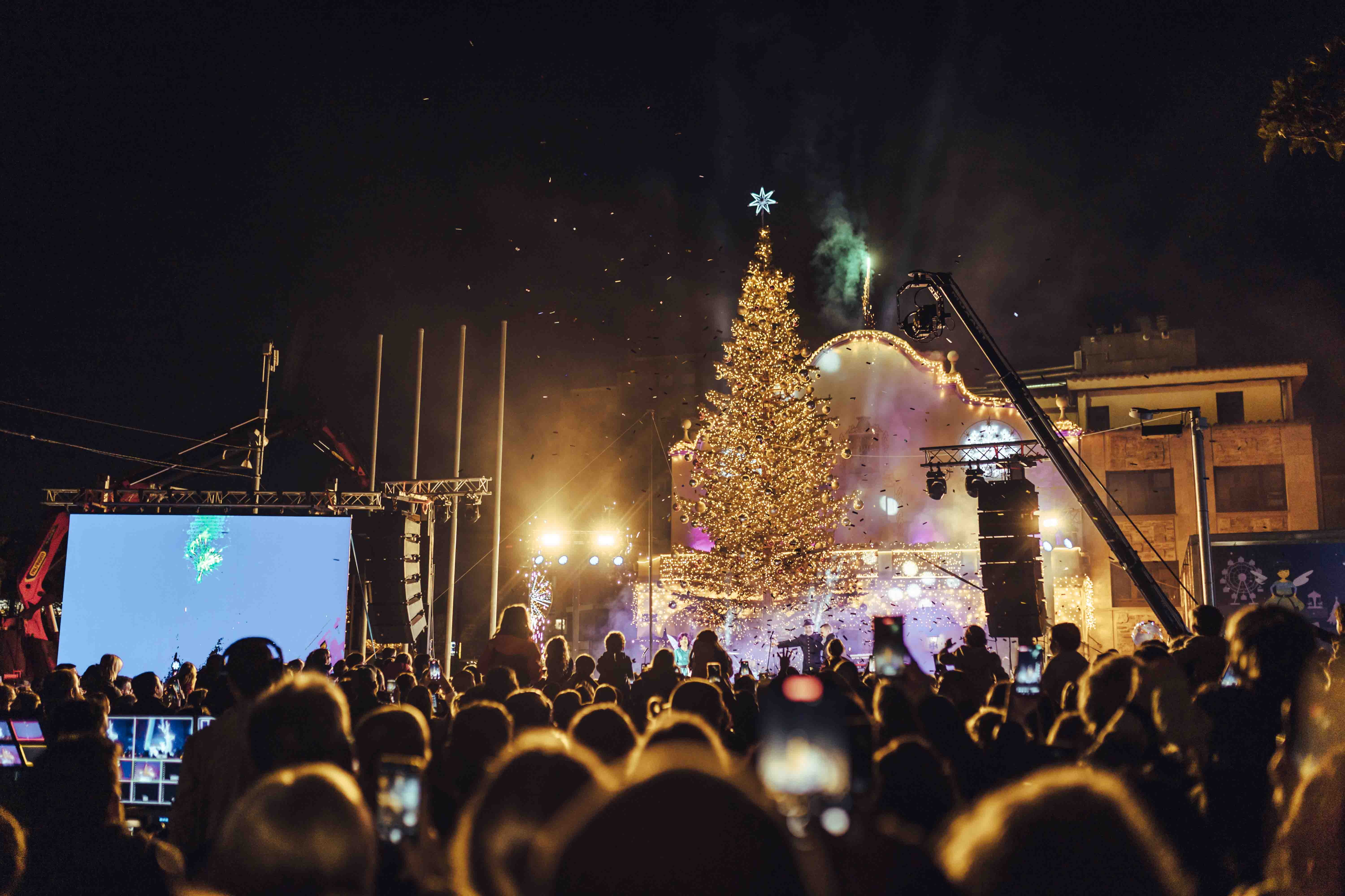 Cerdanyola dona la benvinguda al Nadal amb l'encesa dels llums. FOTO: Arnau Padilla 