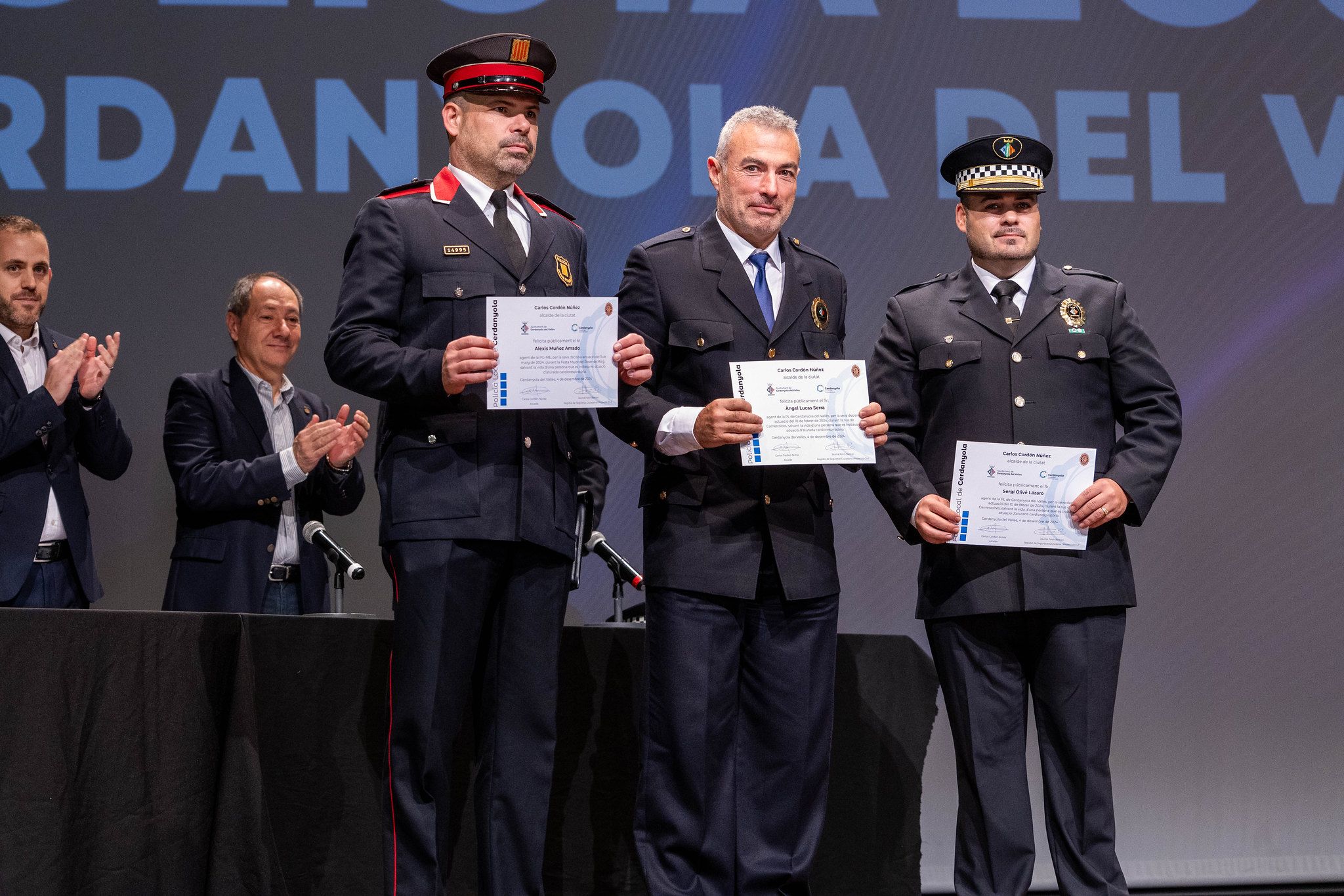 Reconeixement als cossos de policia. FOTO: Ajuntament de Cerdanyola Reconeixement als cossos de policia. FOTO: Ajuntament de Cerdanyola