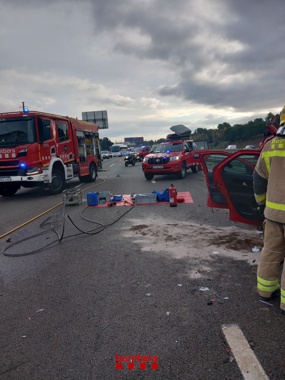 Un accident a l'AP7 a l'altura de Sant Cugat ha provocat cues de 4kms fins a Cerdanyola. FOTO: Bombers Catalunya