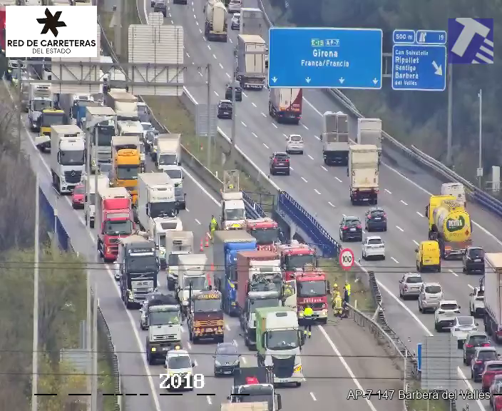 Retencions a l'AP-7 per l'accident de tres camions a Barberà. FOTO: Trànsit