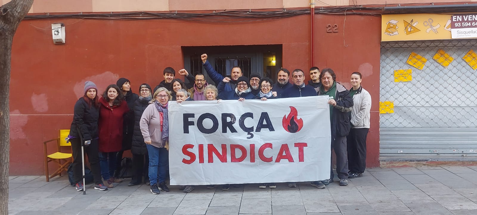 Concentració per aturar el desnonament al carrer Altimira. FOTO: Marc Mata