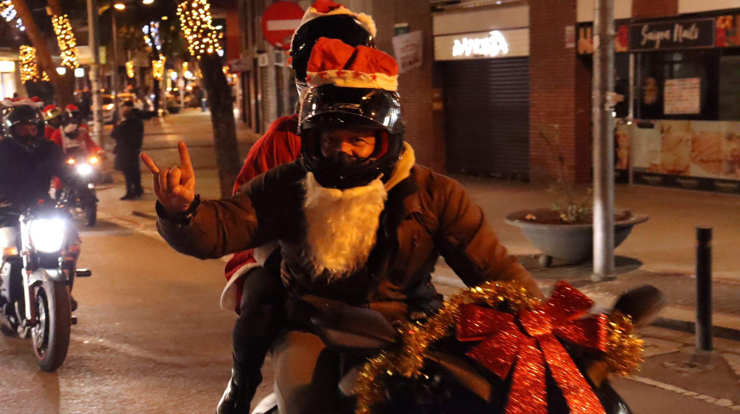 Prop de 500-600 pares i mares Noels recorren Cerdanyola. FOTO: Marc Mata