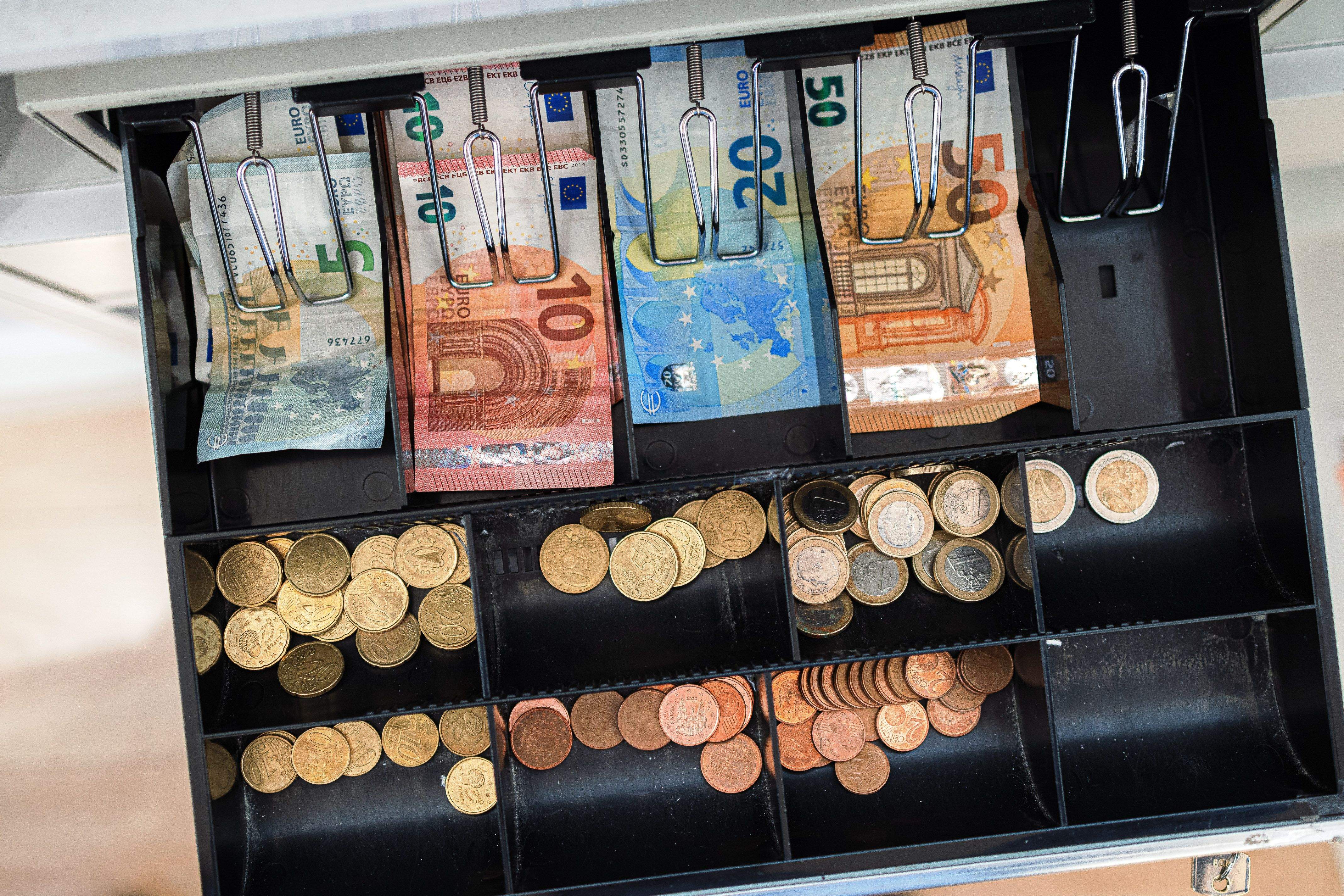 Aliments, aigua, residus i llum: els impostos protagonitzen les principals pujades de preu del 2025. FOTO: ACN