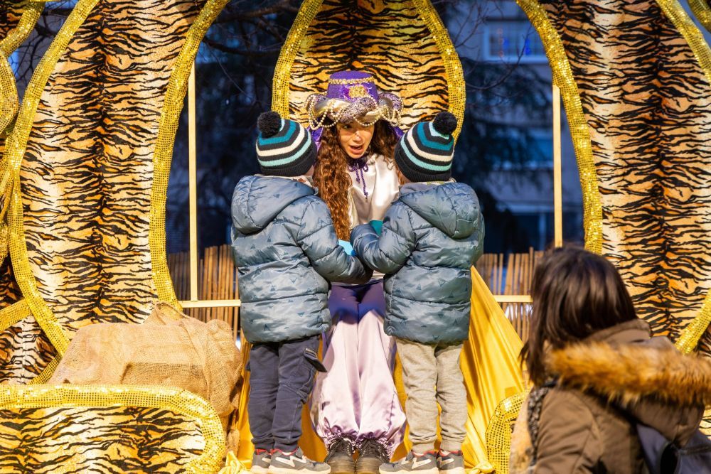 L'Ambaixada Reial amb infants de Cerdanyola. FOTO: Ajuntament de Cerdanyola
