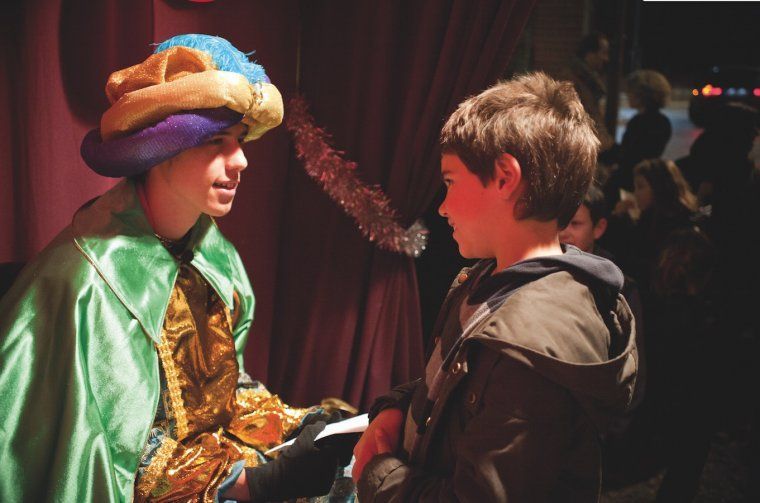 Els Patges Reials també visiten els mercats municipals. FOTO: Artur Ribera