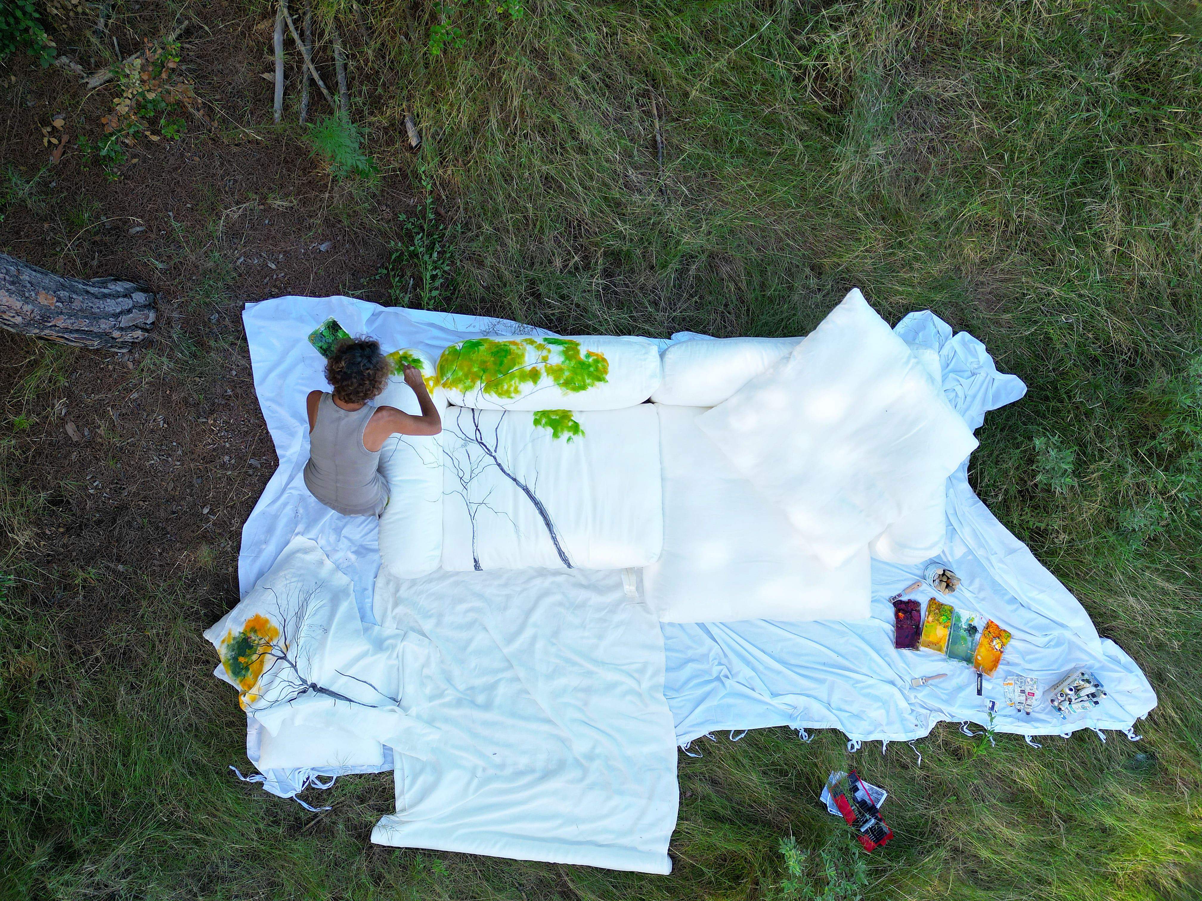 L'artista Tatiana Blanqué pintant el sofà commemoratiu del 65è aniversari de Grassoler. FOTO: Cedida L'artista Tatiana Blanqué pintant el sofà commemoratiu del 65è aniversari de Grassoler. FOTO: Cedida