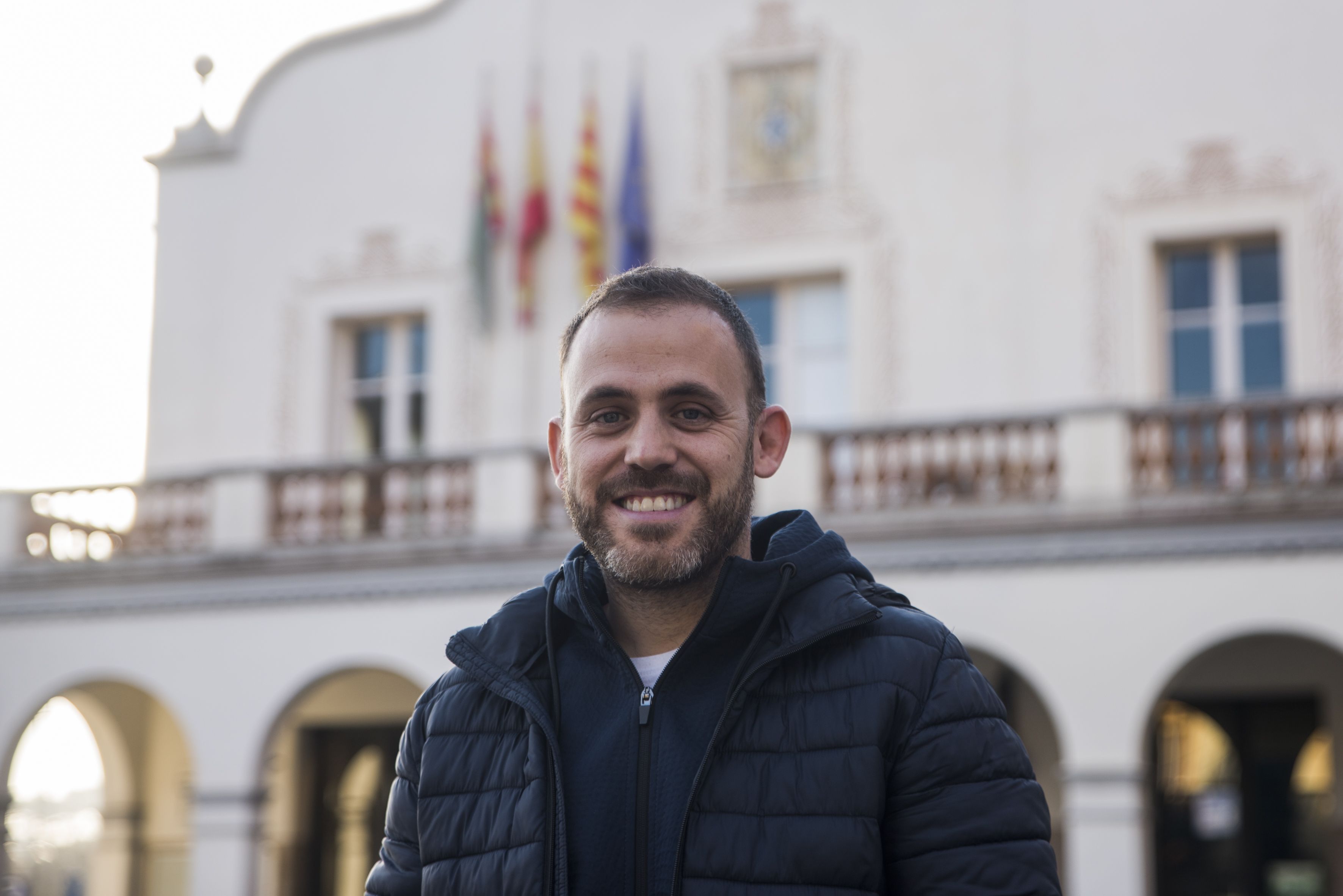 Carlos Cordón davant l'Ajuntament de Cerdanyola. FOTO: Bernat Millet Carlos Cordón davant l'Ajuntament de Cerdanyola. FOTO: Bernat Millet
