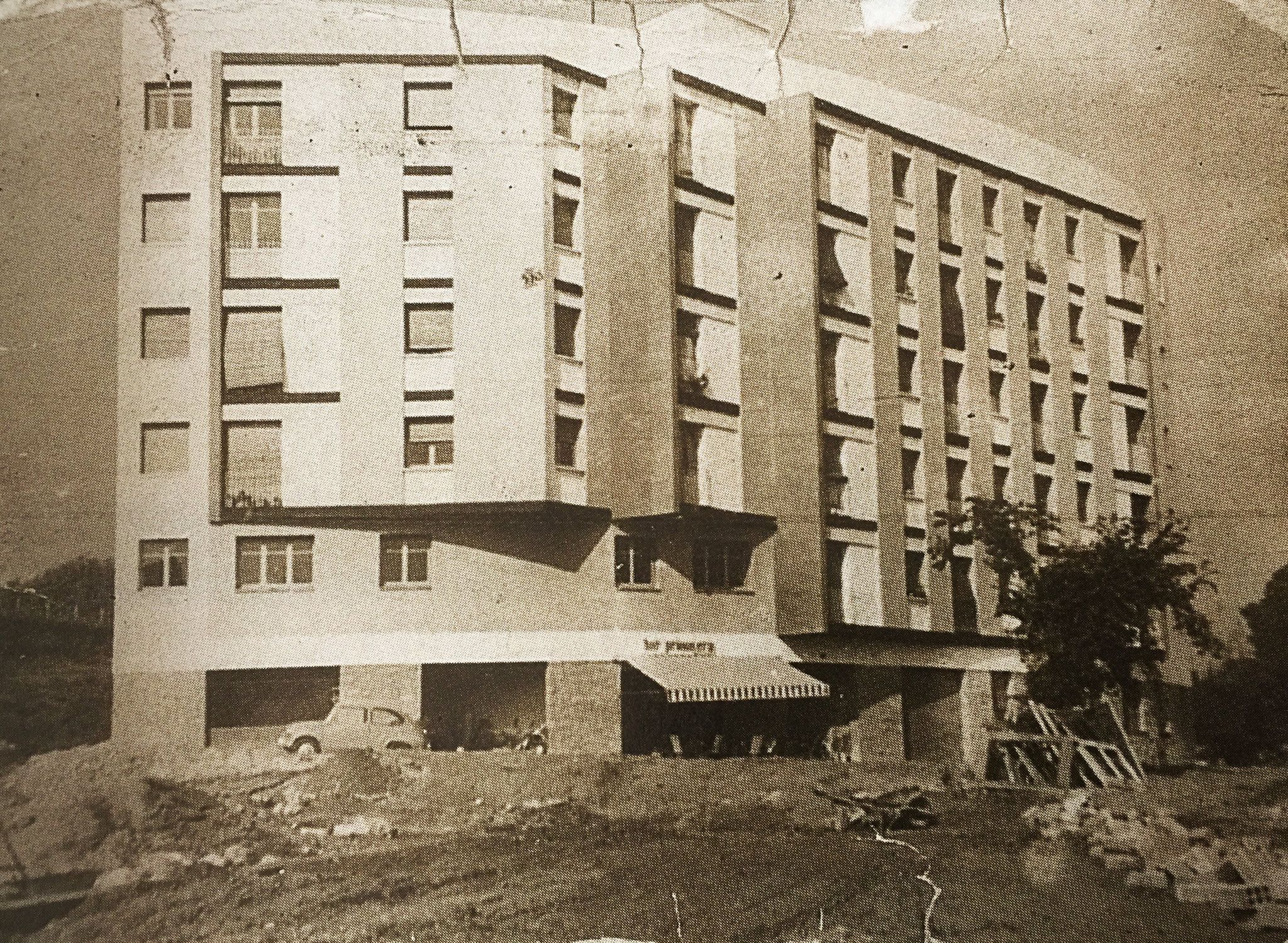 Primer bloc aixecat al Barri de Les Fontetes als anys 60. FOTO: Arxiu del TOT Primer bloc aixecat al Barri de Les Fontetes als anys 60. FOTO: Arxiu del TOT