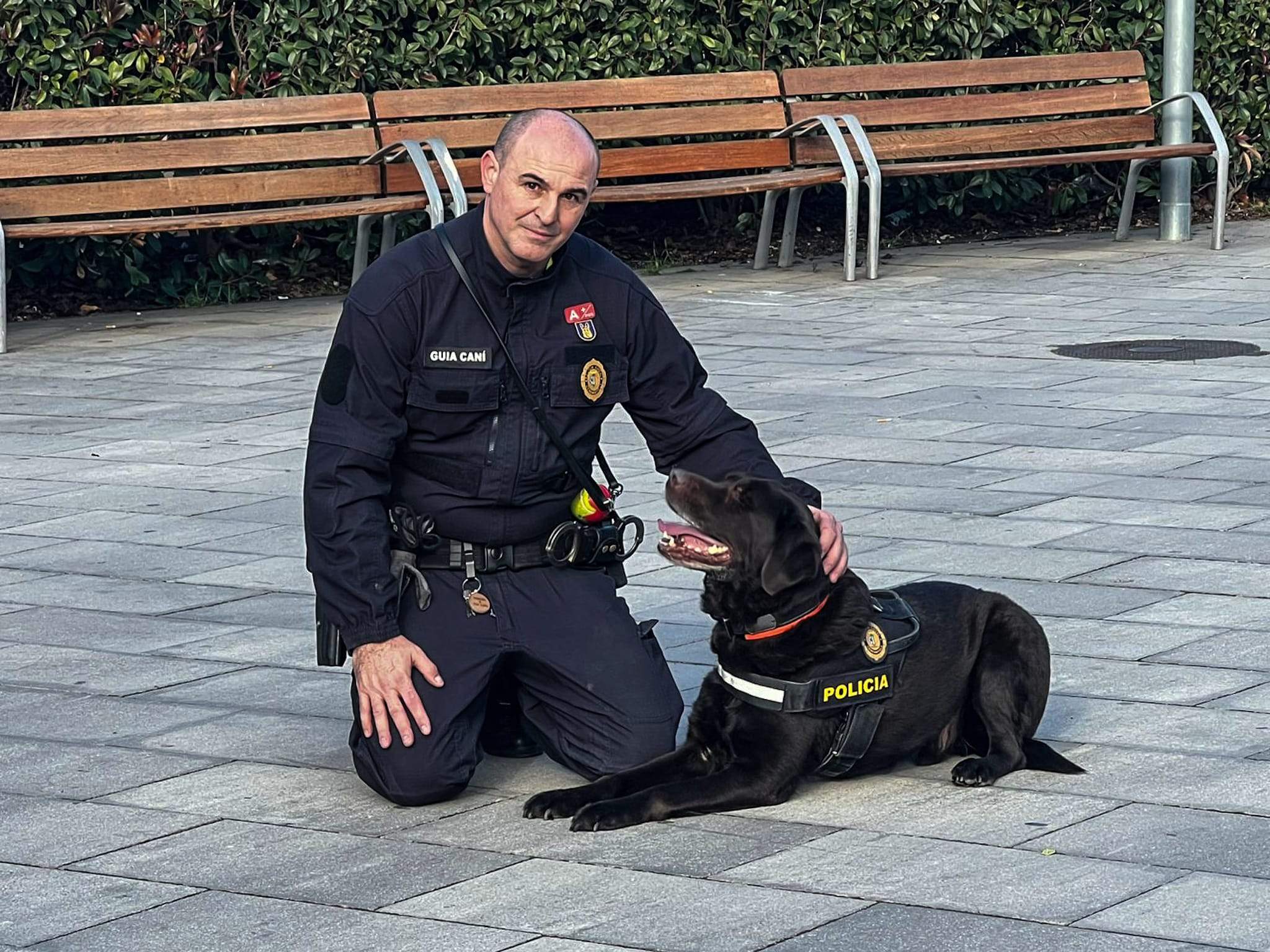 L'agent de la Policia Local de Cerdanyola, Sergio Oca, i el gos policia Kyle. FOTO: Marc Mata