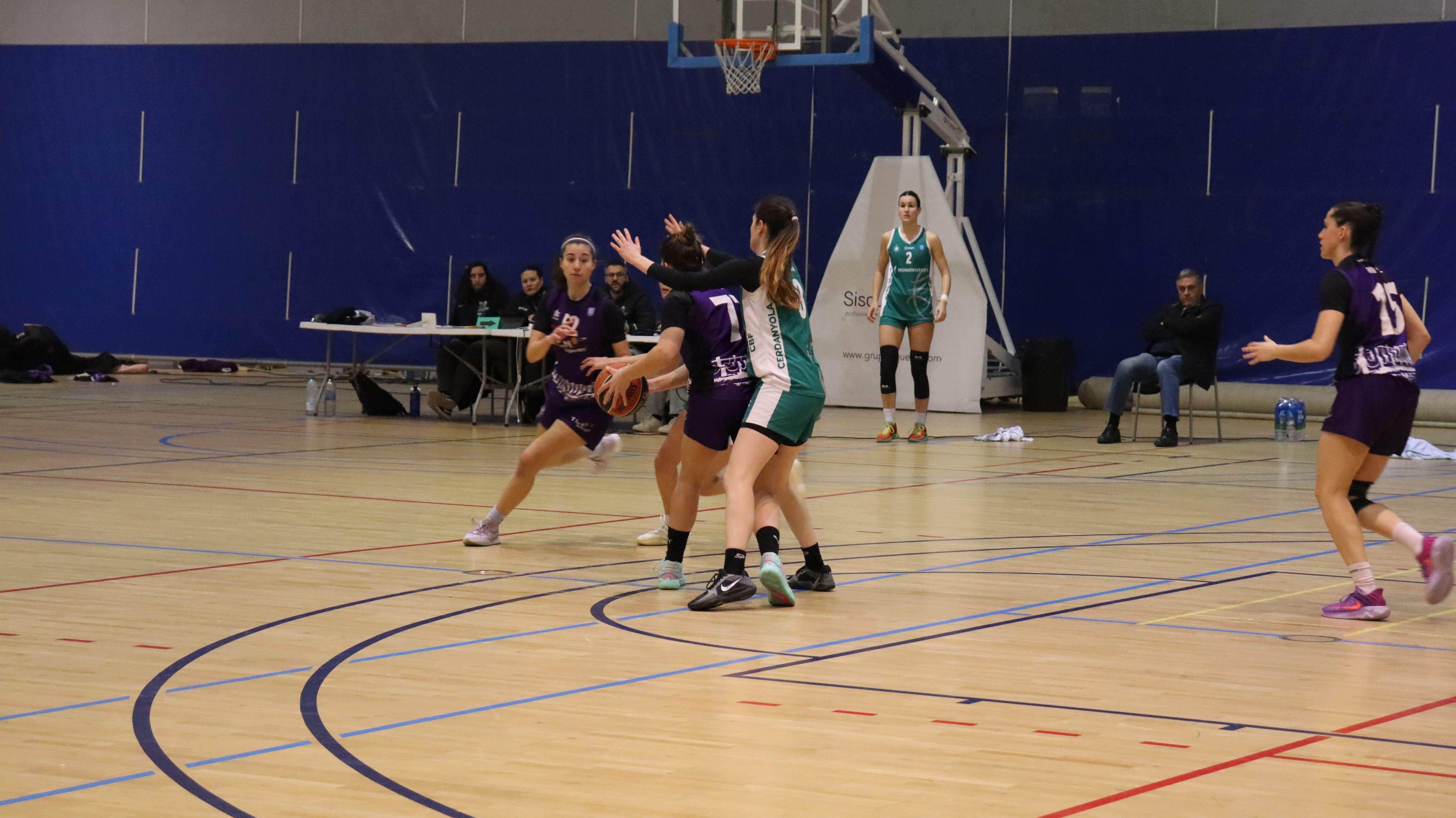 Jugada del partit entre el CBF Cerdanyola i el Tarragona. FOTO: Marc Mata