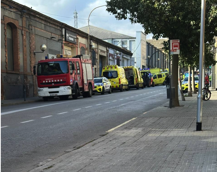 Unitats del SEM i dels Bombers desplaçades al lloc de l'accident. FOTO: Cedida