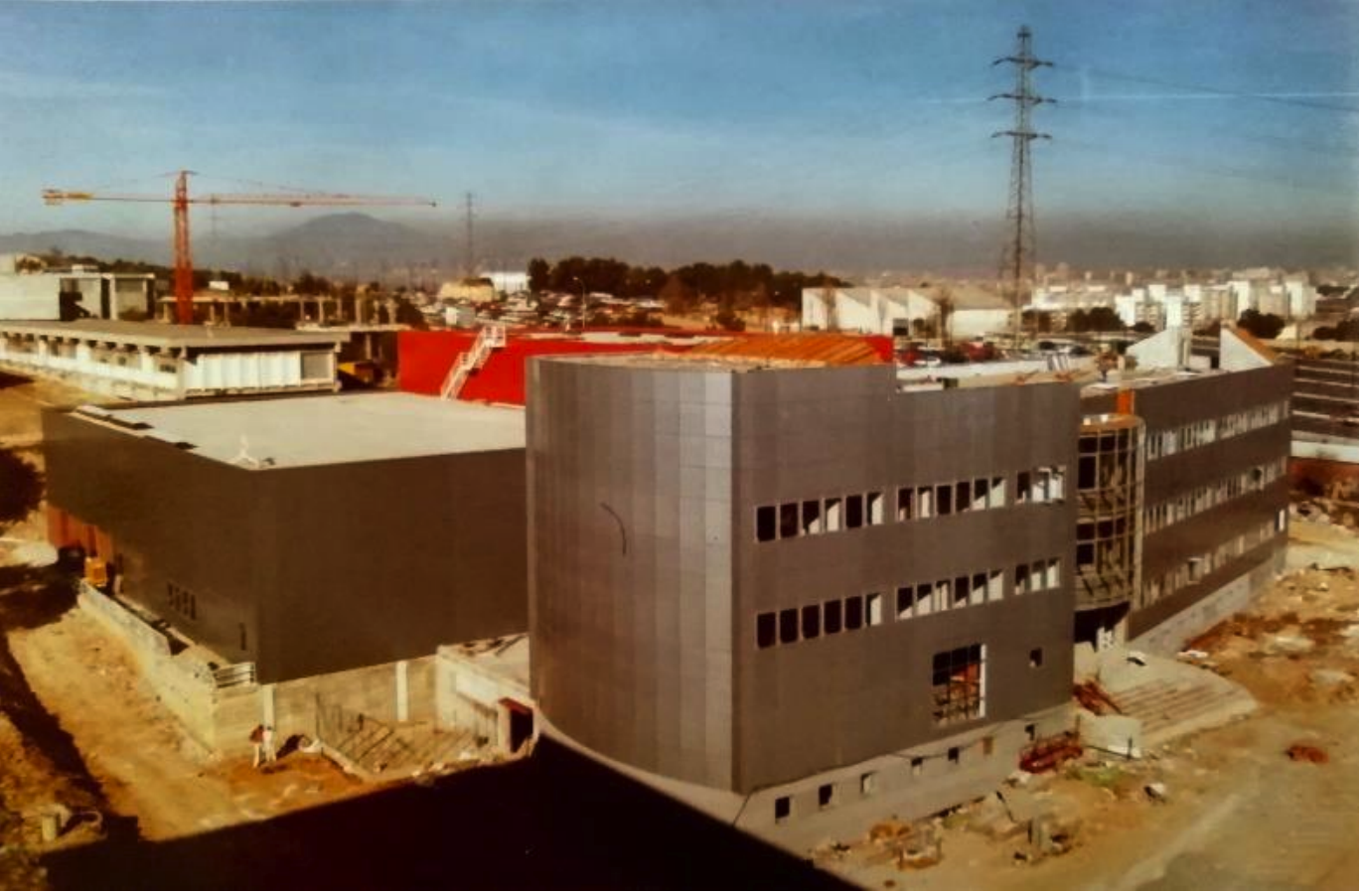 L'IMB, situat al Campus de la UAB, en construcció a finals dels anys 80. FOTO: Cedida