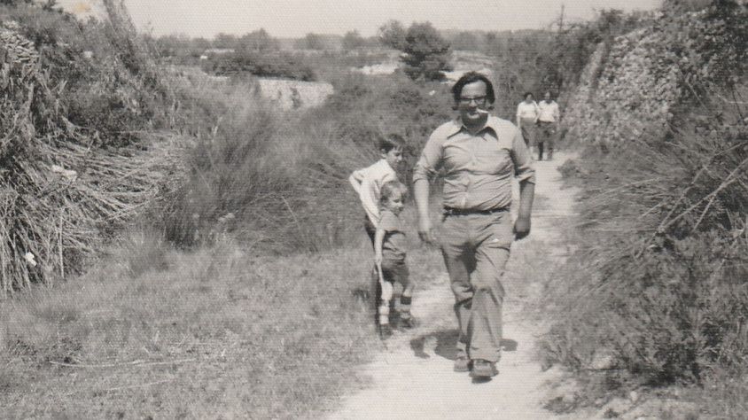 Mossèn Toni amb infants per la naturalesa de Bellaterra. FOTO: Cedida per Martí Devant