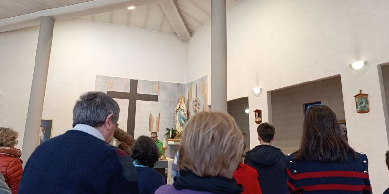 Devots de Can Cerdà fent la pregària del rosari. FOTO: Cedida Devots de Can Cerdà fent la pregària del rosari. FOTO: Cedida