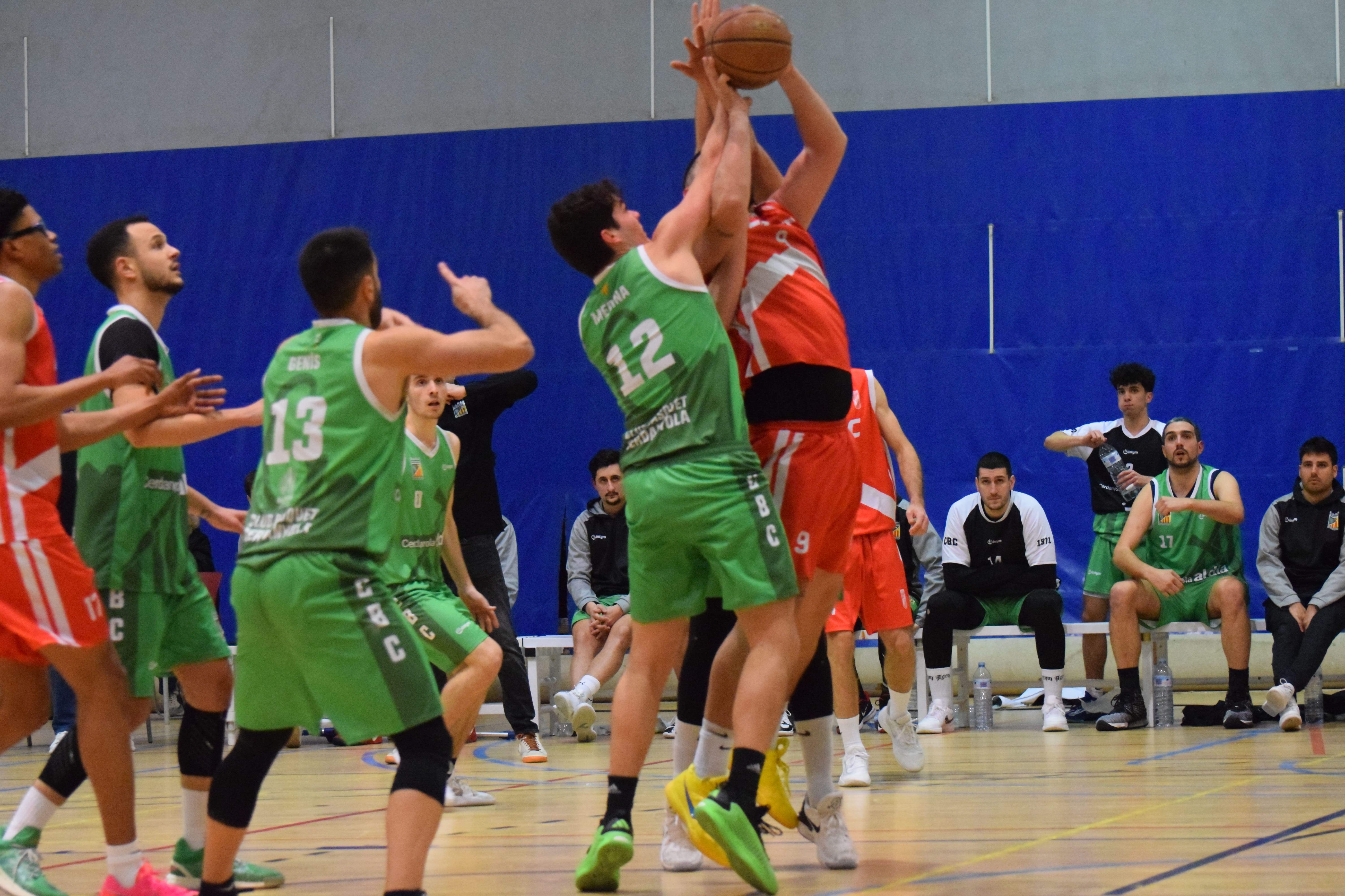 Un atac del CB Cerdanyola en el partit contra el CB Santa Coloma. FOTO: Marc Mata 